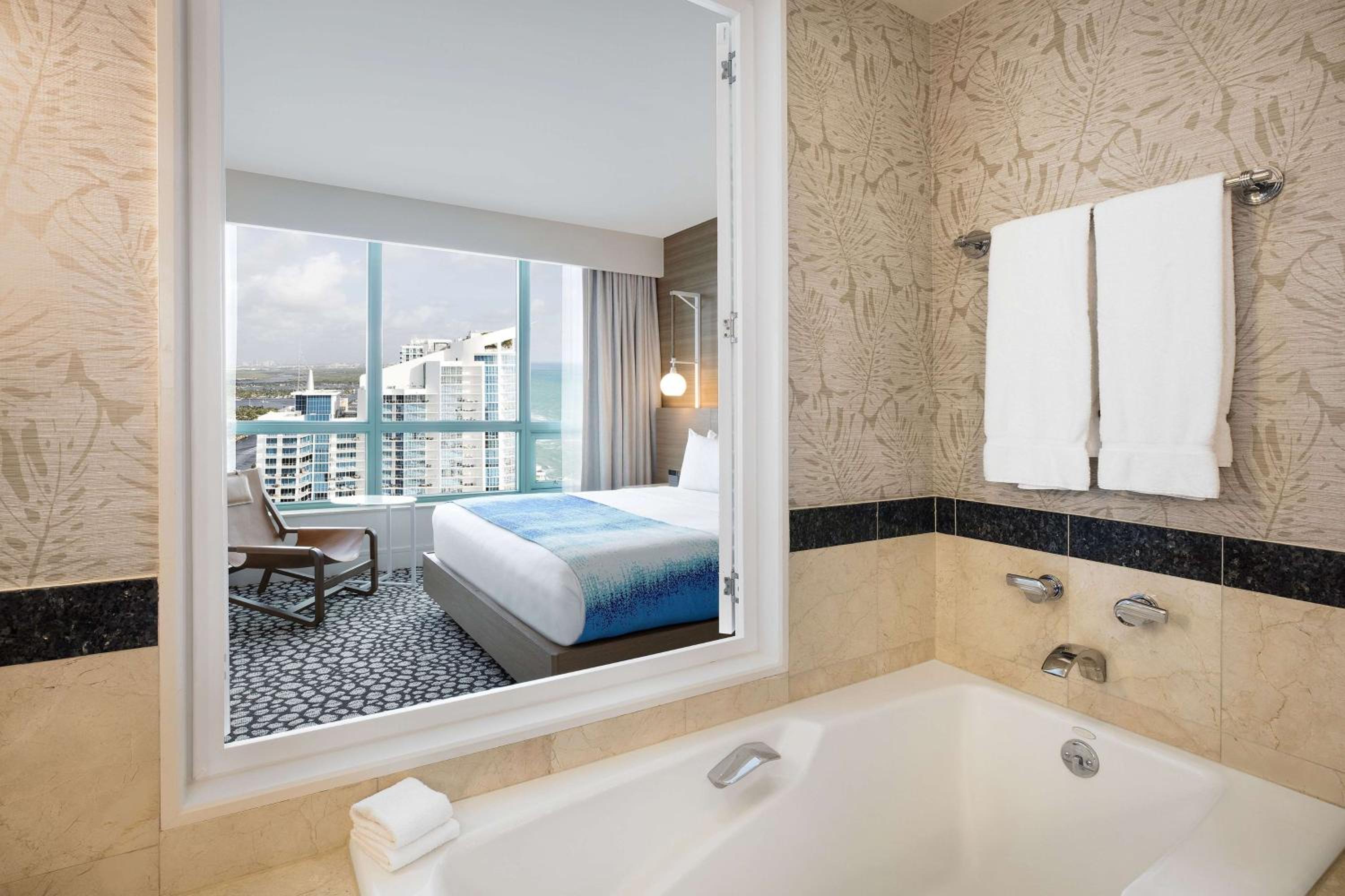 One-Bedroom King Diplomat Suite with Sunset View - Photo 3
