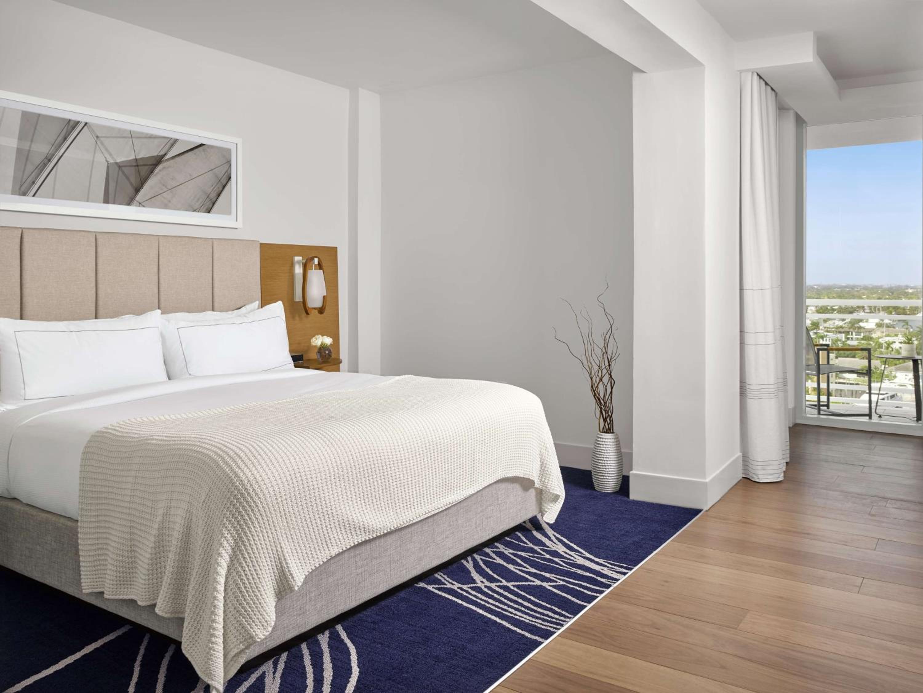 Suite d'Angle Lit King-Size avec Balcon - Vue sur Port de Plaisance