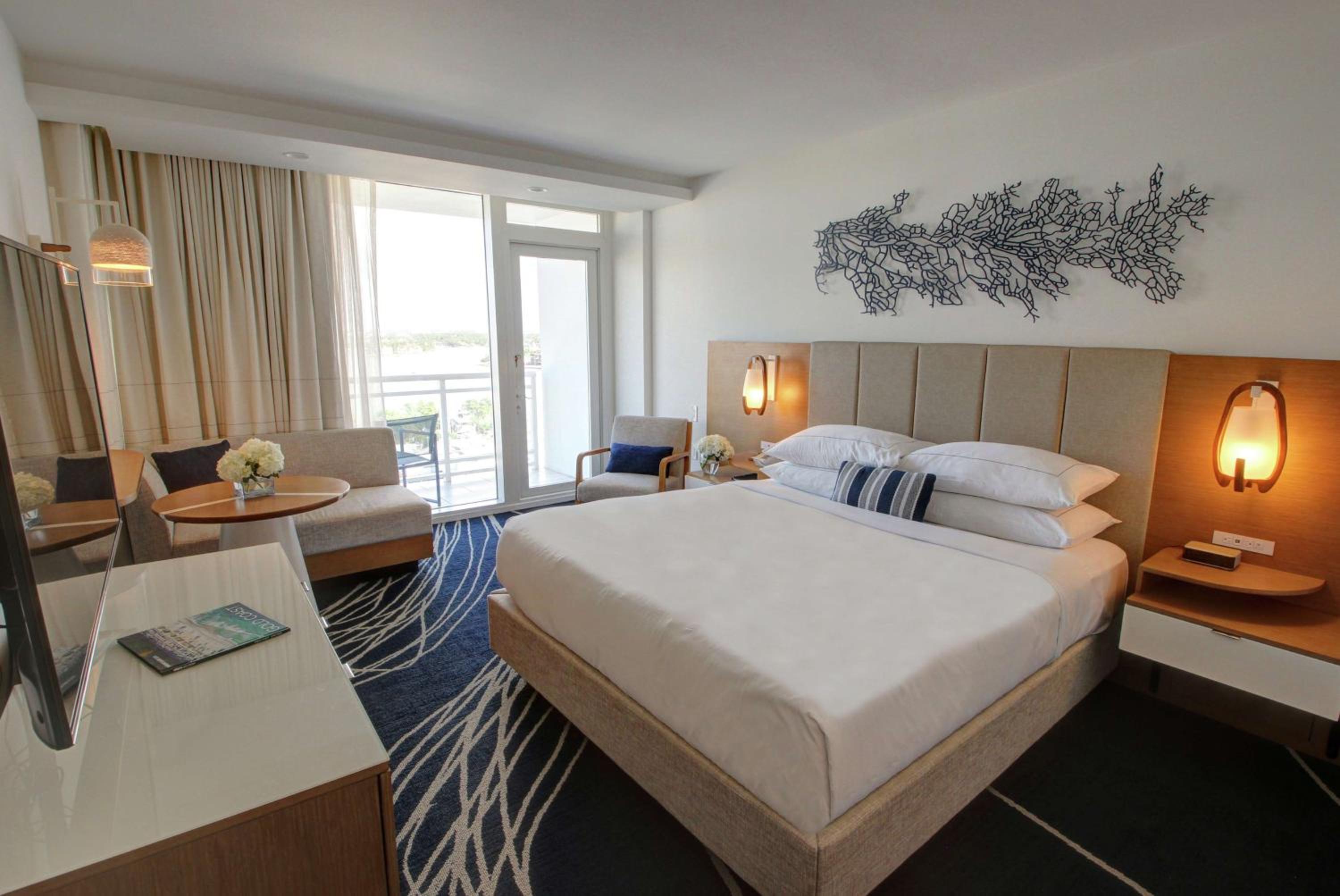 King Room with Balcony and Cruise Port View