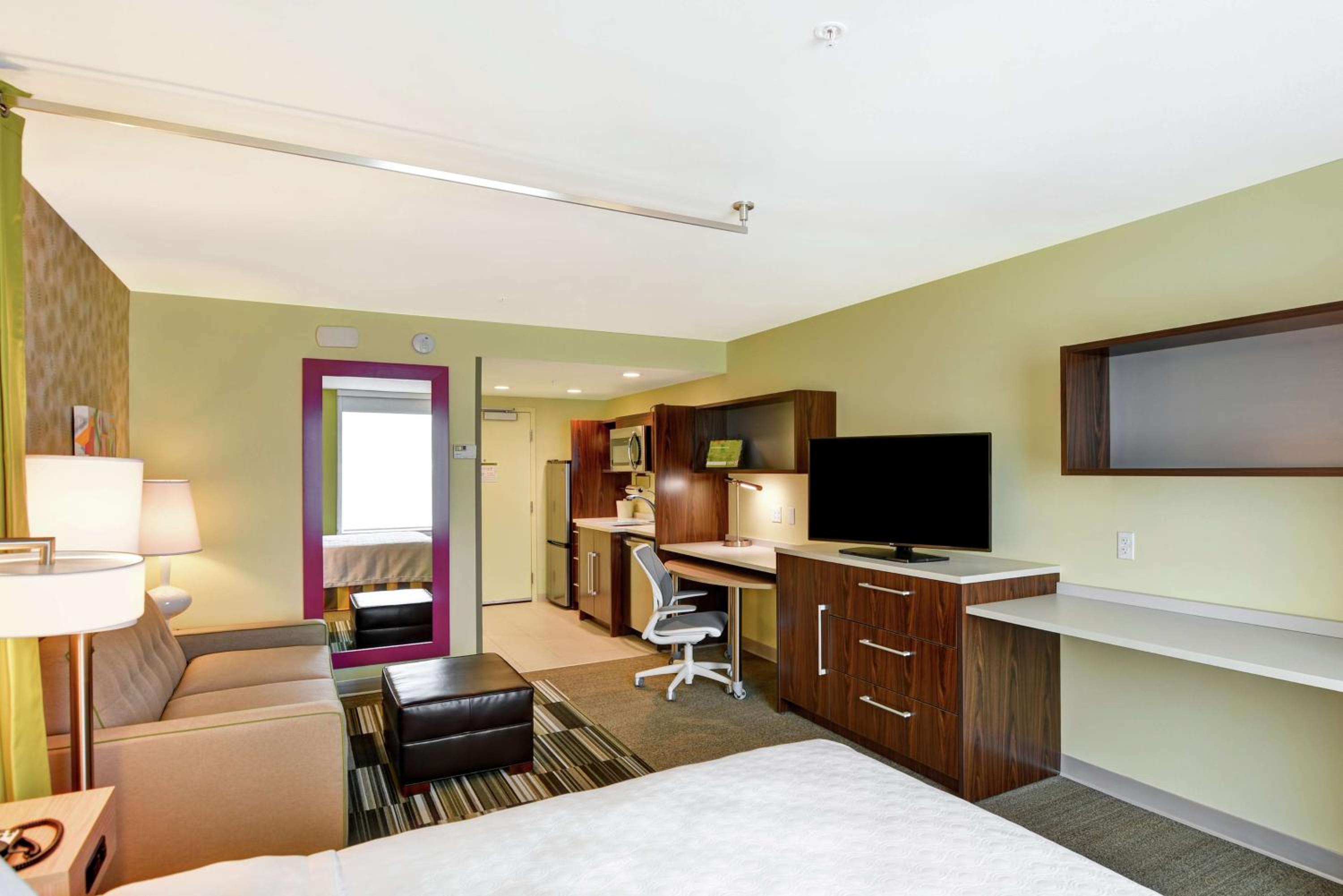 Queen Studio Suite - Hearing Access/Non-Smoking photo 1