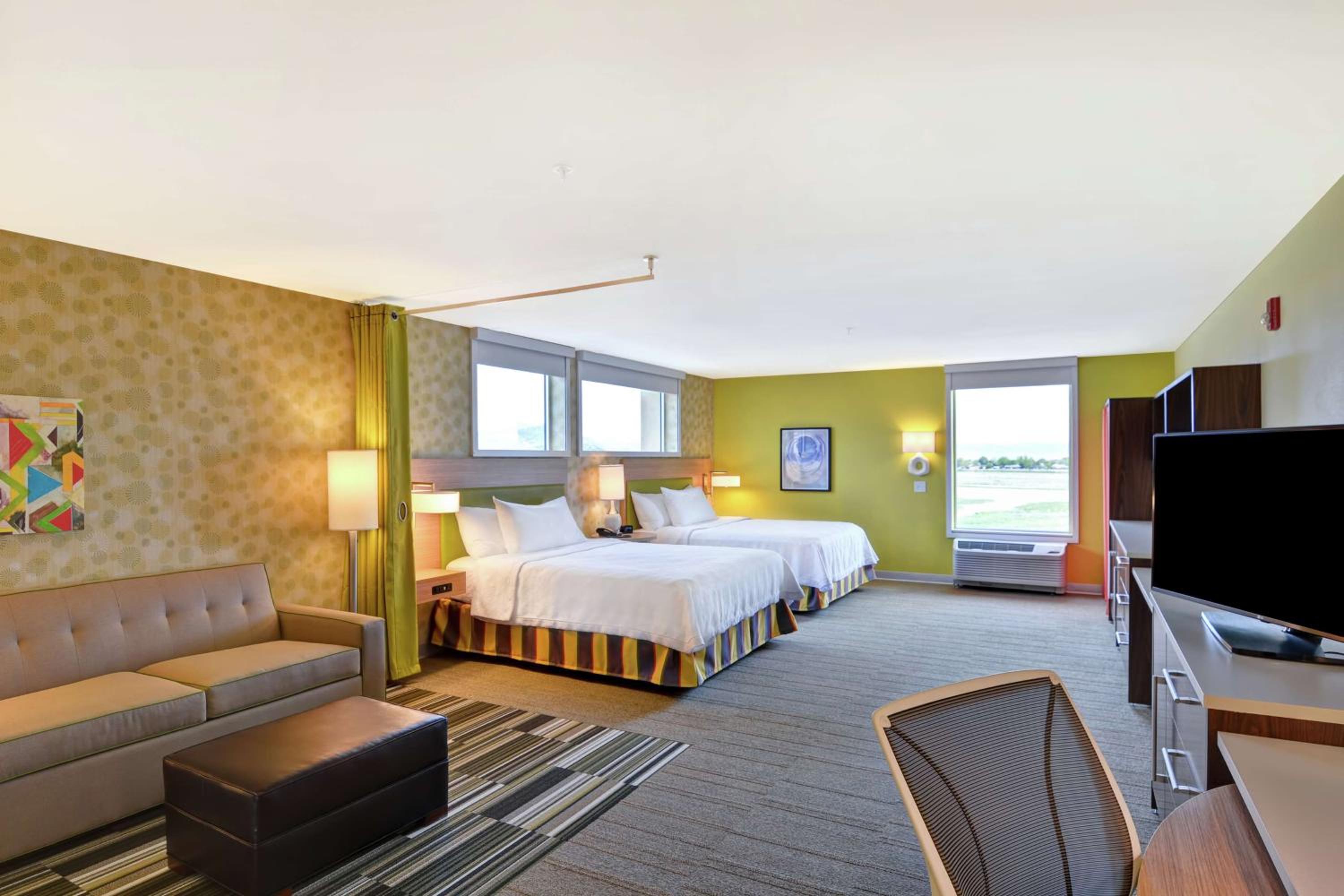 Queen Studio with Two Queen Beds, Bath Tub and Mountain View - Mobility Access/Non-Smoking