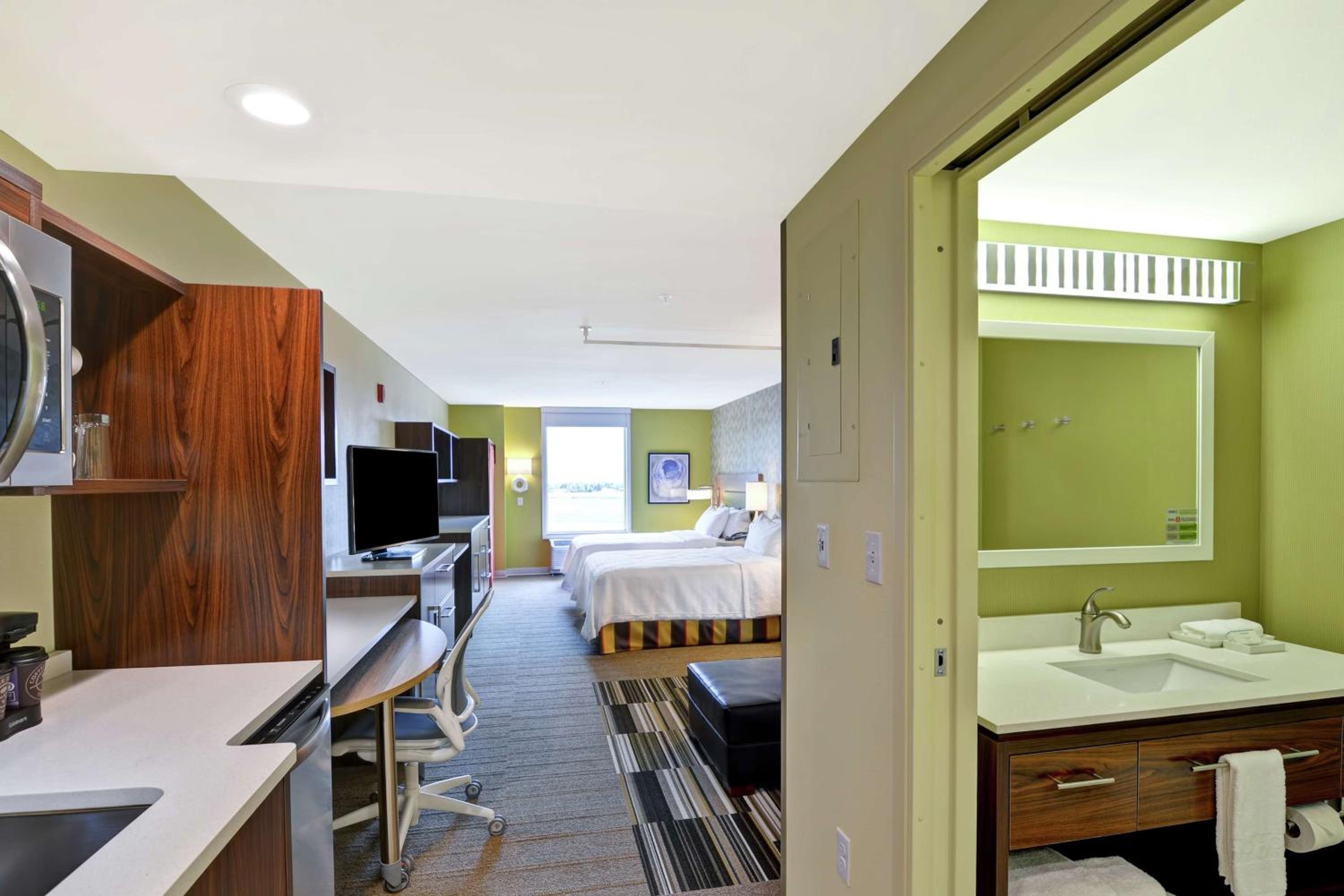 Queen Studio with Two Queen Beds and Mountain View - Non-Smoking photo 1