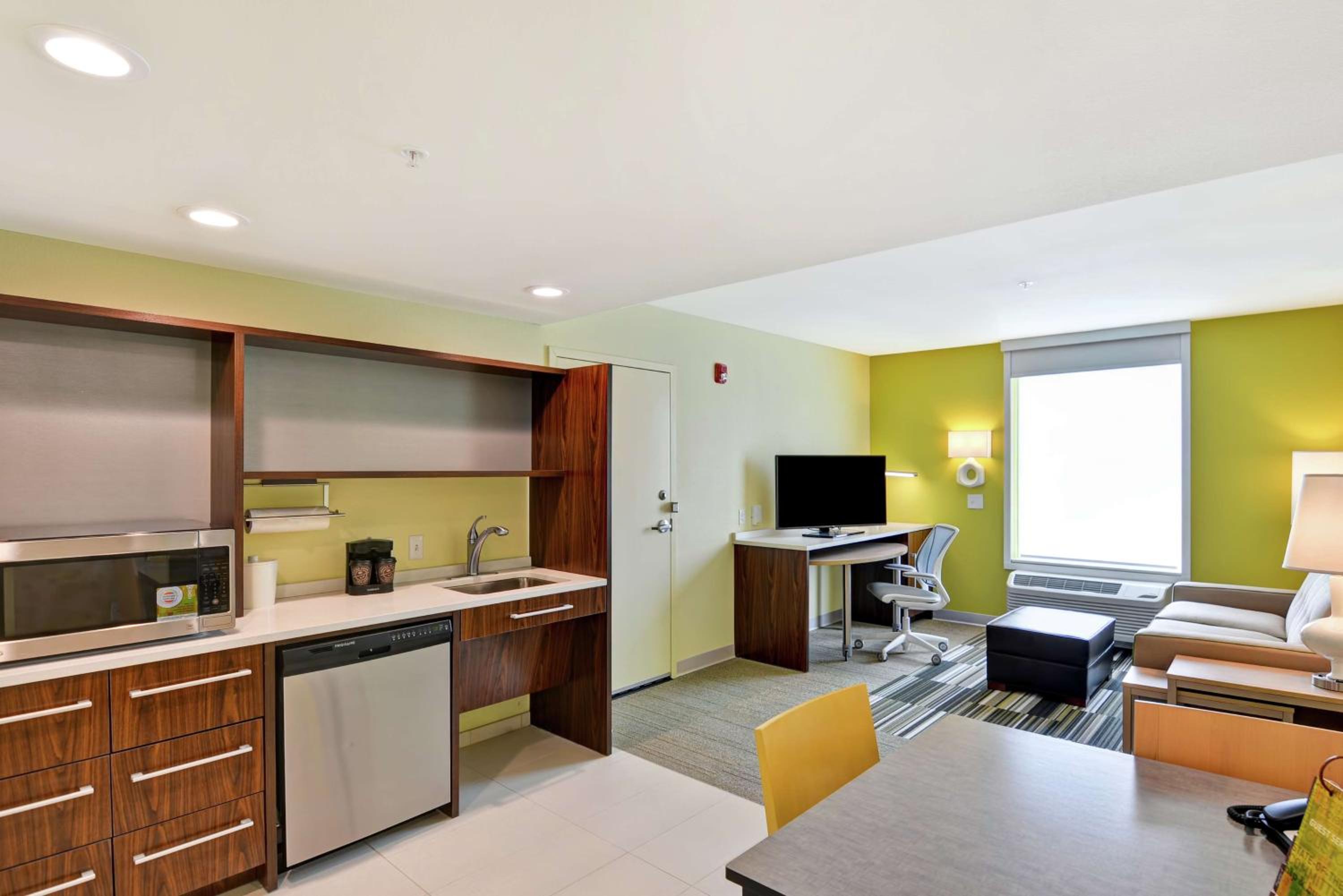 One-Bedroom Suite with Mountain View - Hearing Access/Non-Smoking photo 1