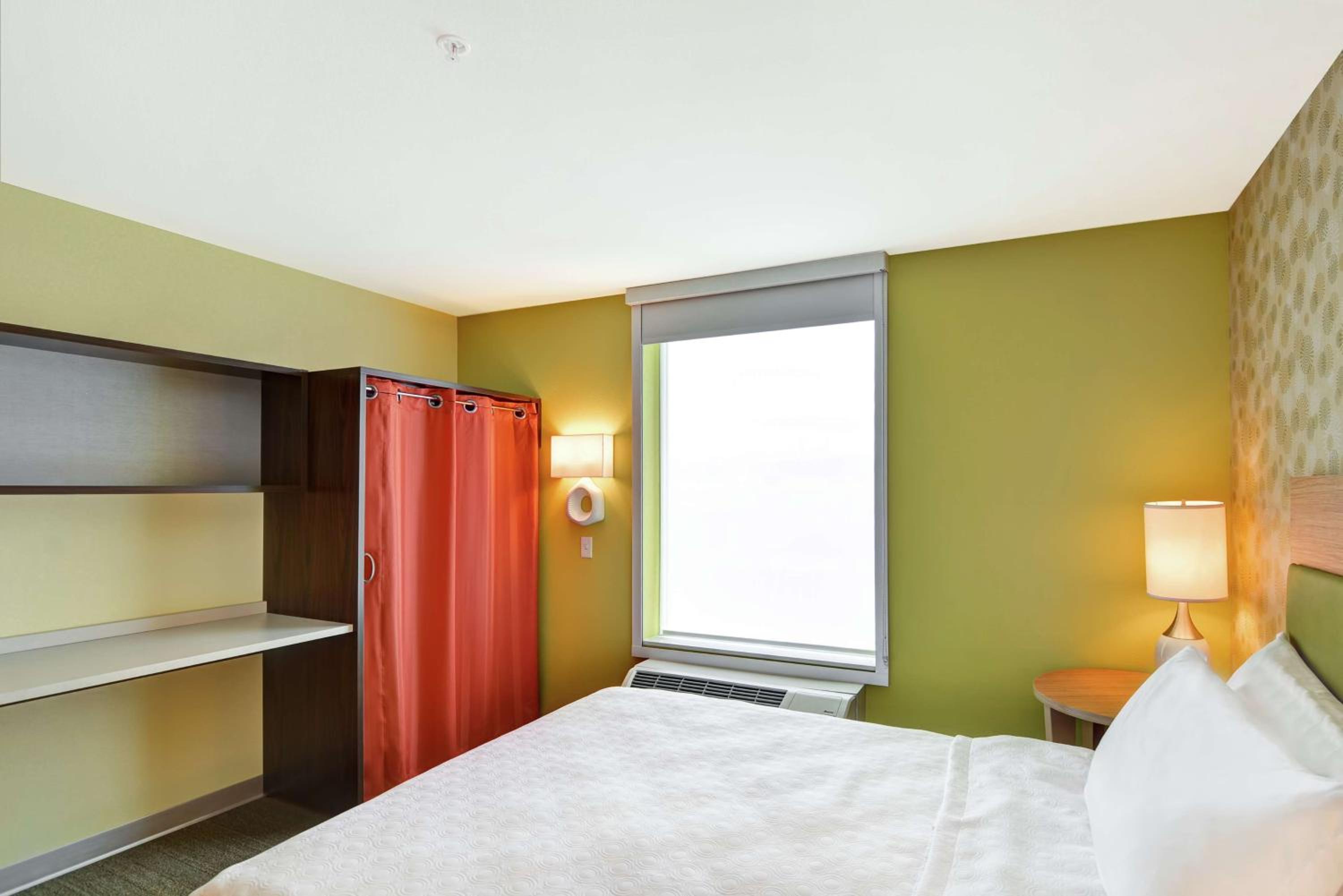 Queen Studio Suite - Hearing Access/Non-Smoking photo 3