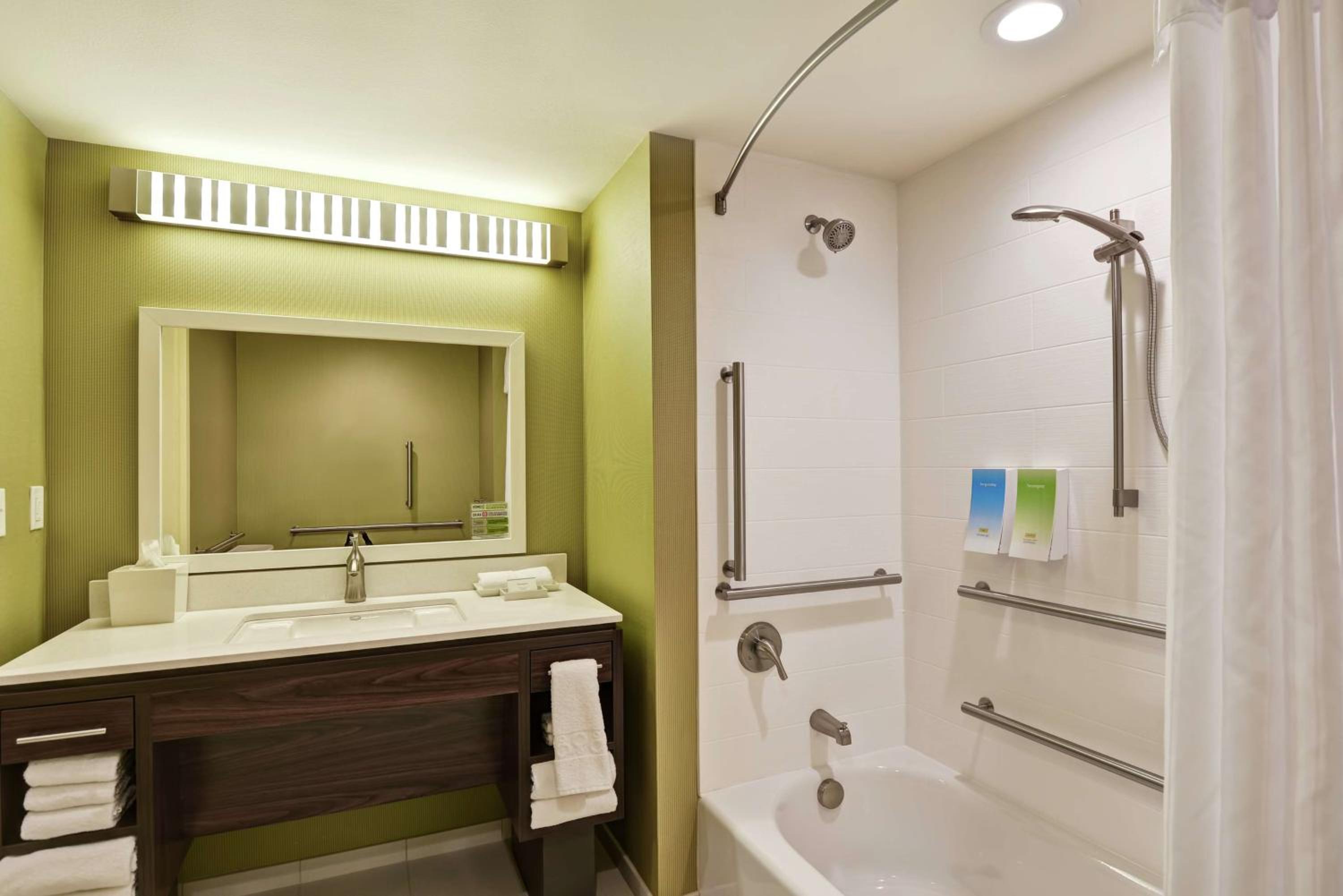 Queen Suite - Mobility Access/Non-Smoking photo 3