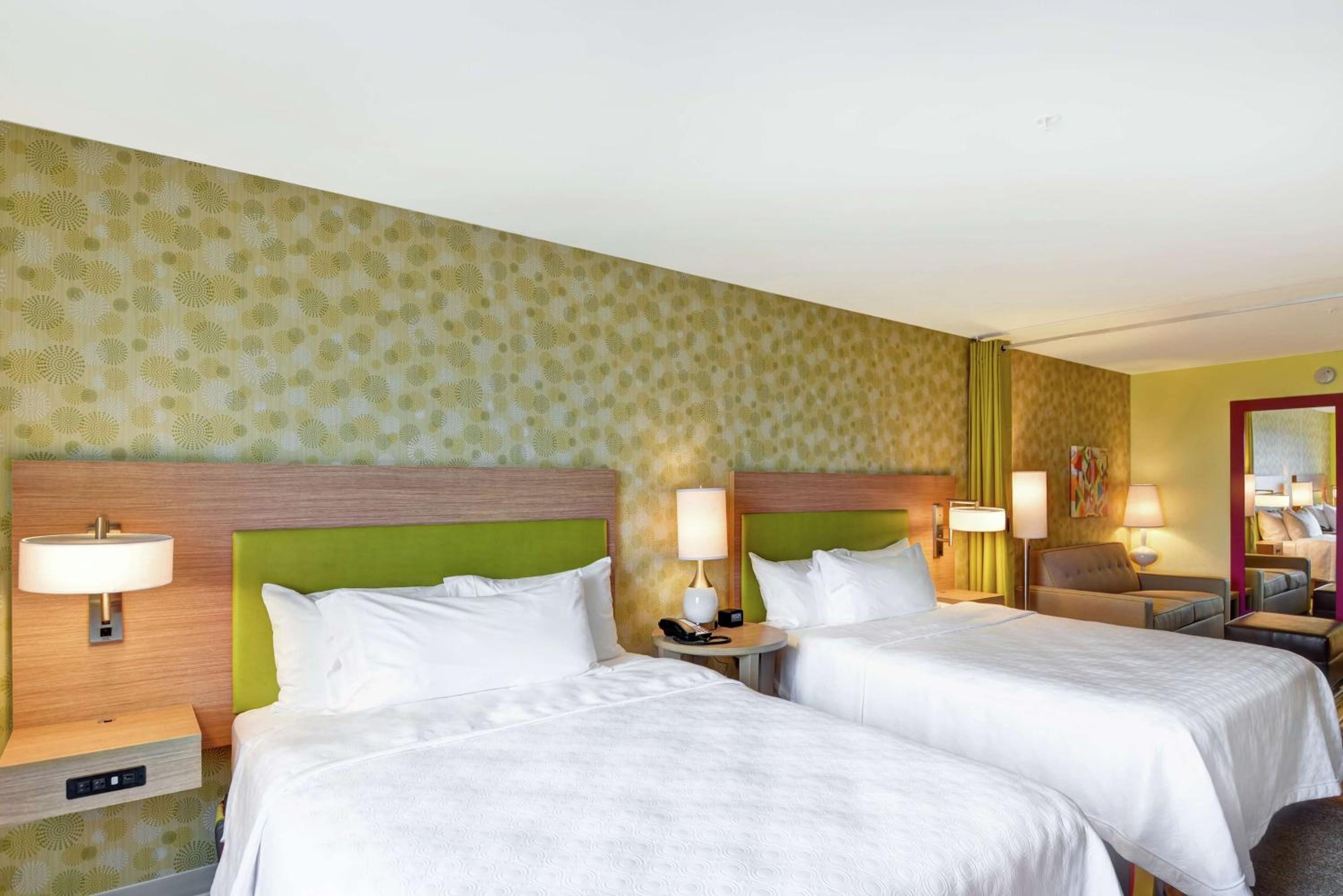 Queen Studio with Two Queen Beds and Mountain View - Non-Smoking photo 2