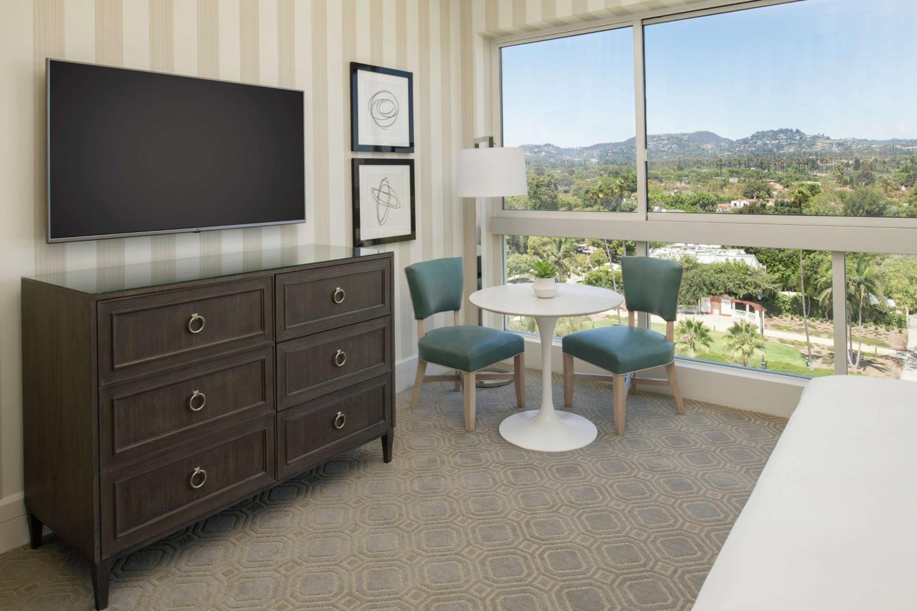 Deluxe Room with Bath Tub - Mobility and Hearing Access