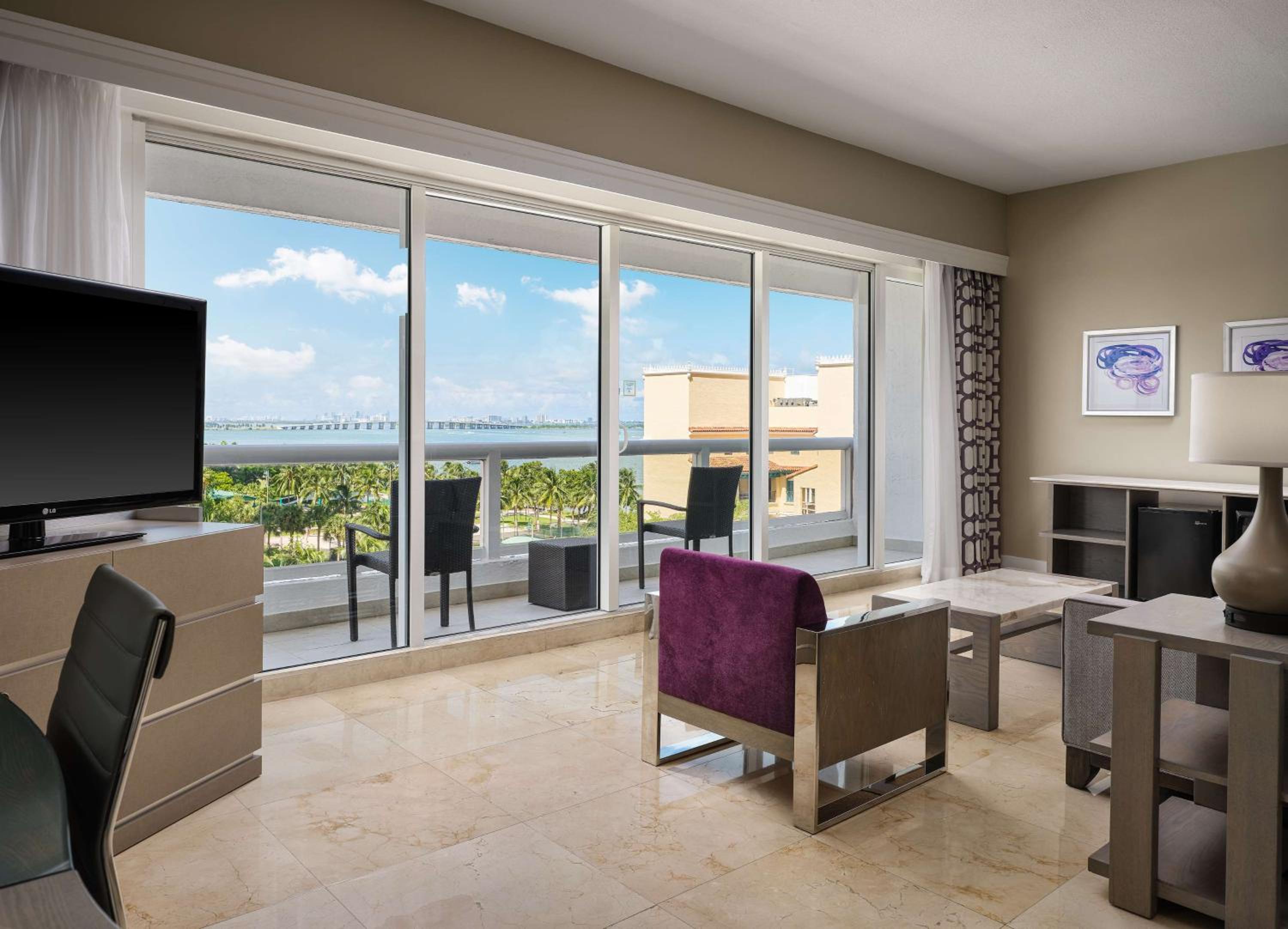 Junior King Suite with Balcony & Partial Bay View thumbnail 5