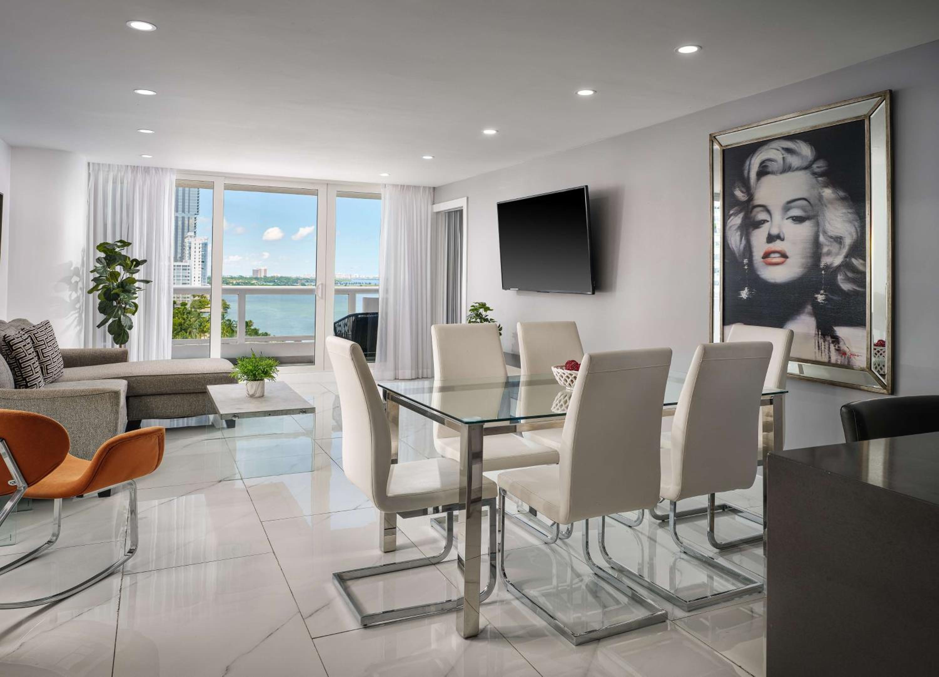 Three-Bedroom Apartment with Kitchen thumbnail 5