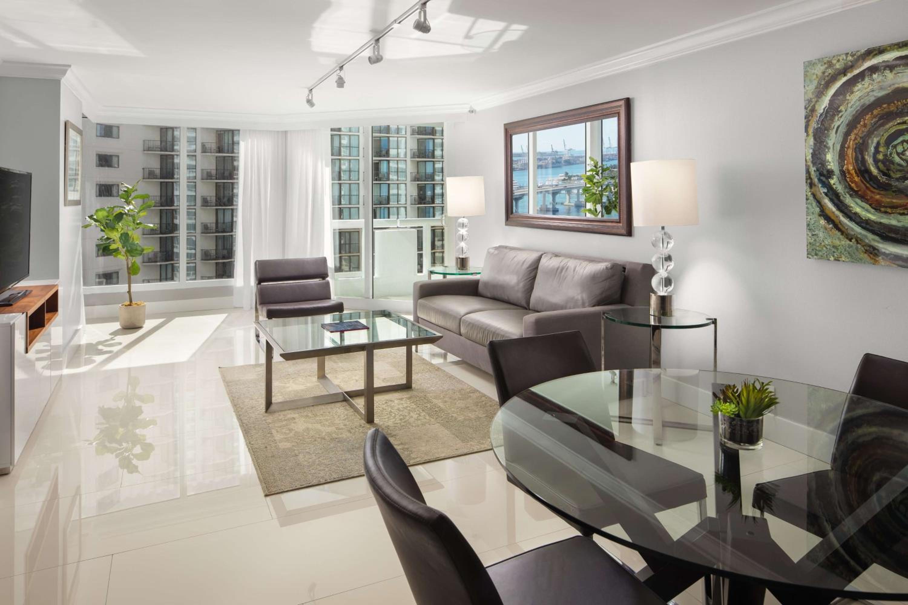 One-Bedroom Apartment with Kitchen