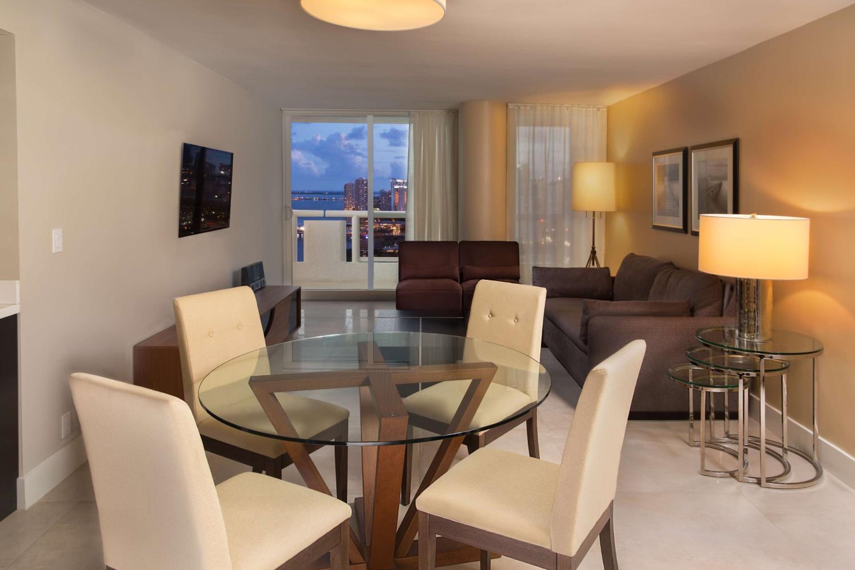 One-Bedroom Apartment with Kitchen thumbnail 5