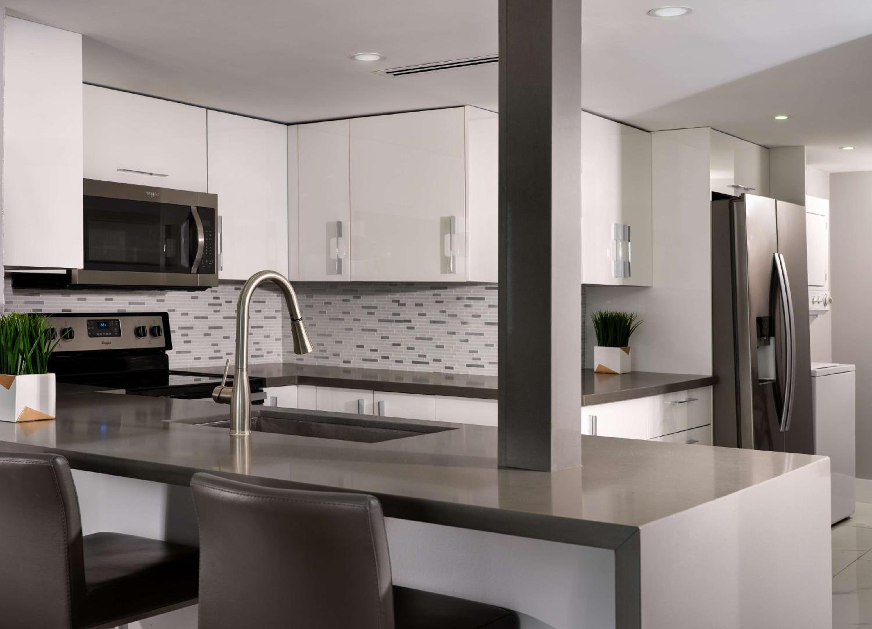 Three-Bedroom Apartment with Kitchen thumbnail 6