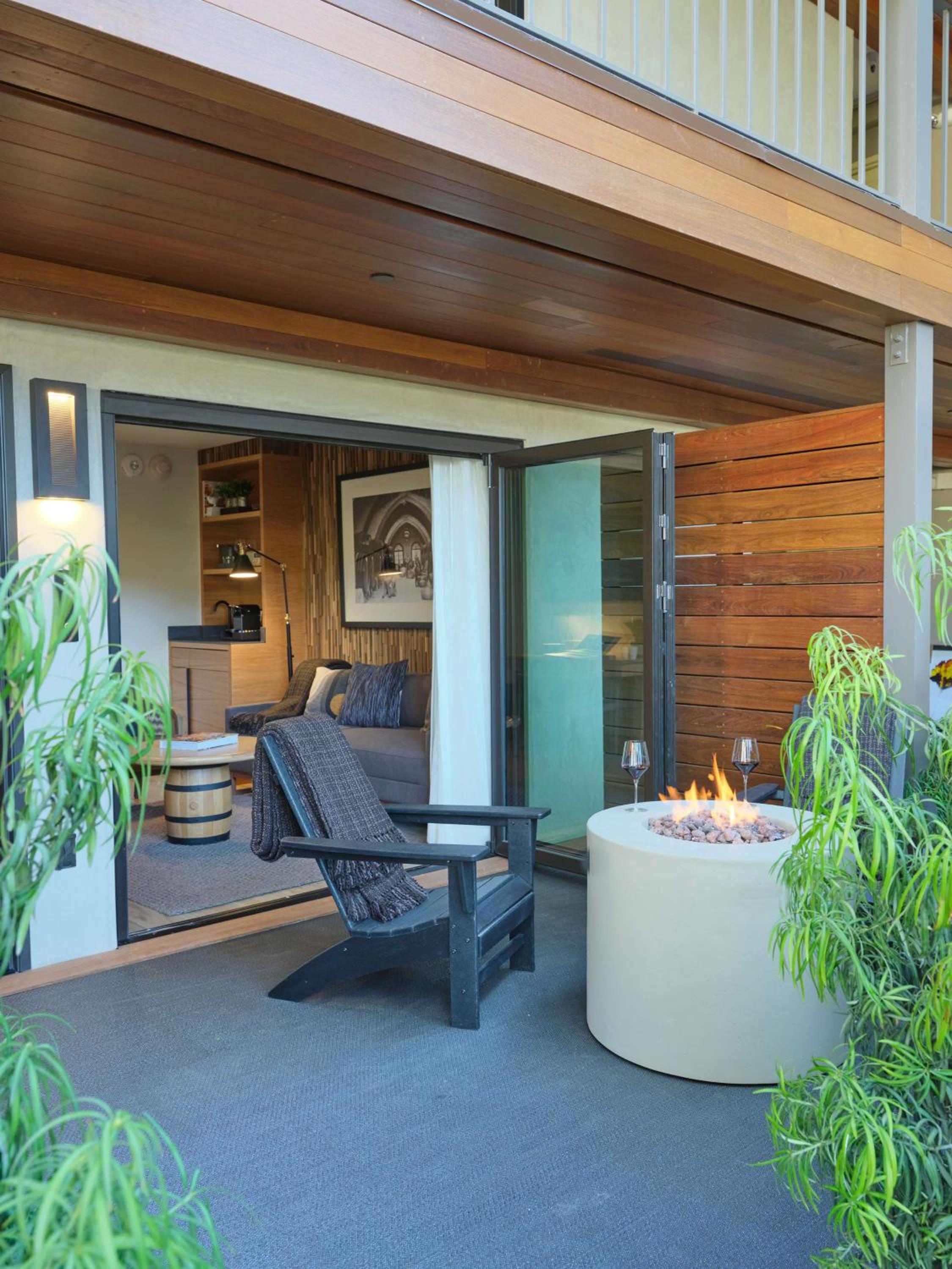 Luxury King Patio Suite with Soaking Tub photo 2