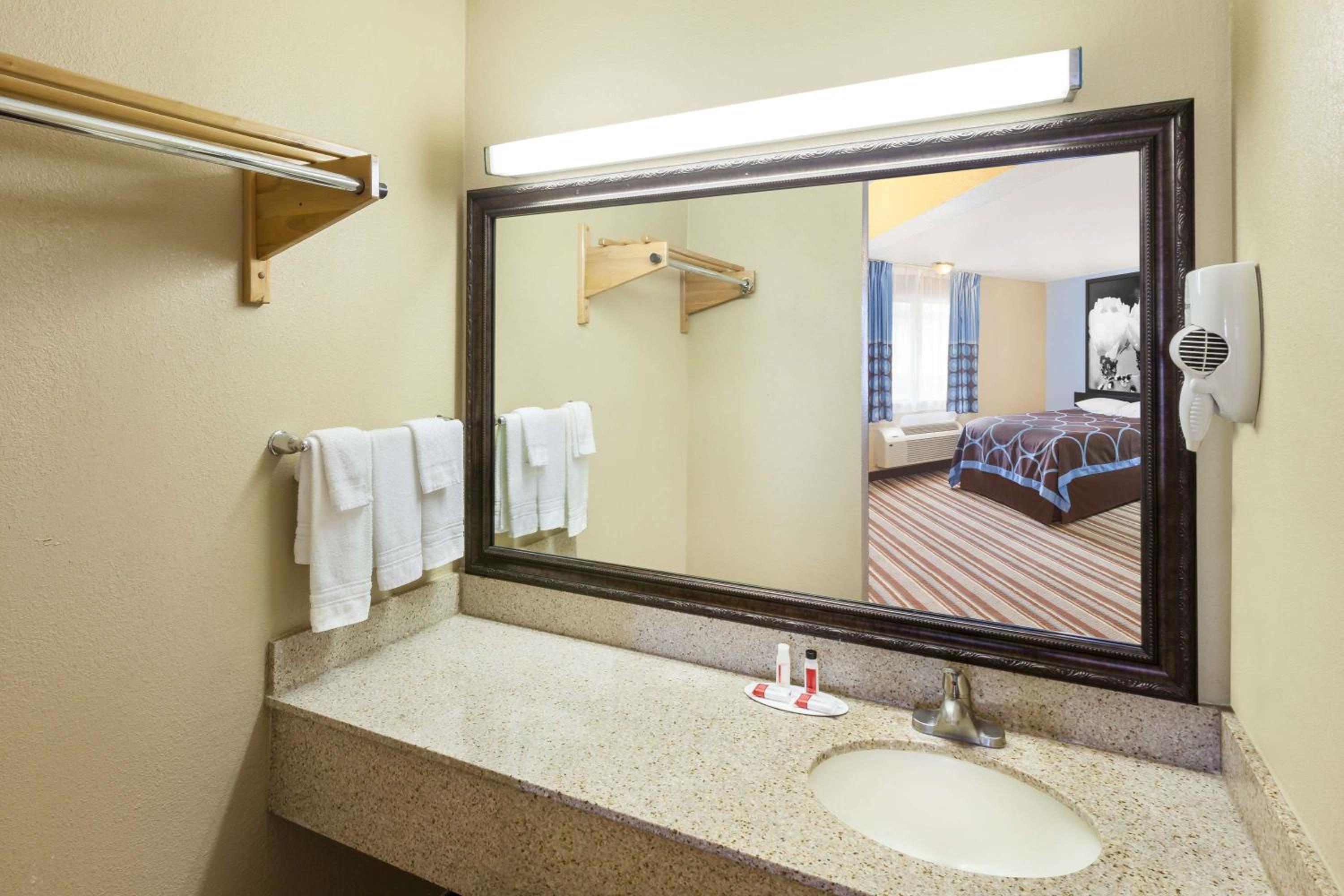 King Room - Non-Smoking - Photo 2