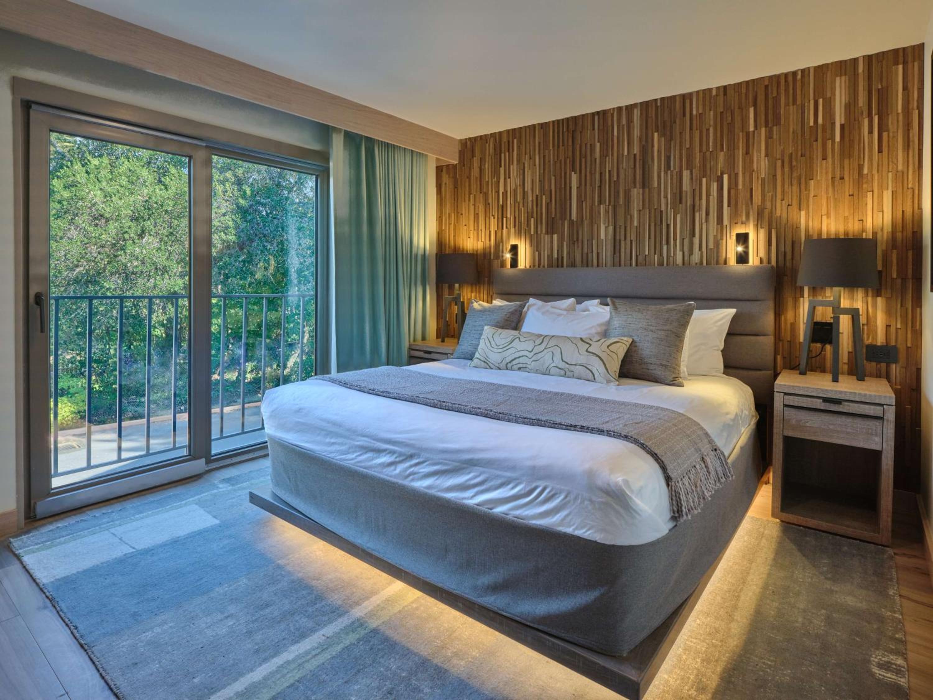 Luxury King Suite with Rain Shower photo 1