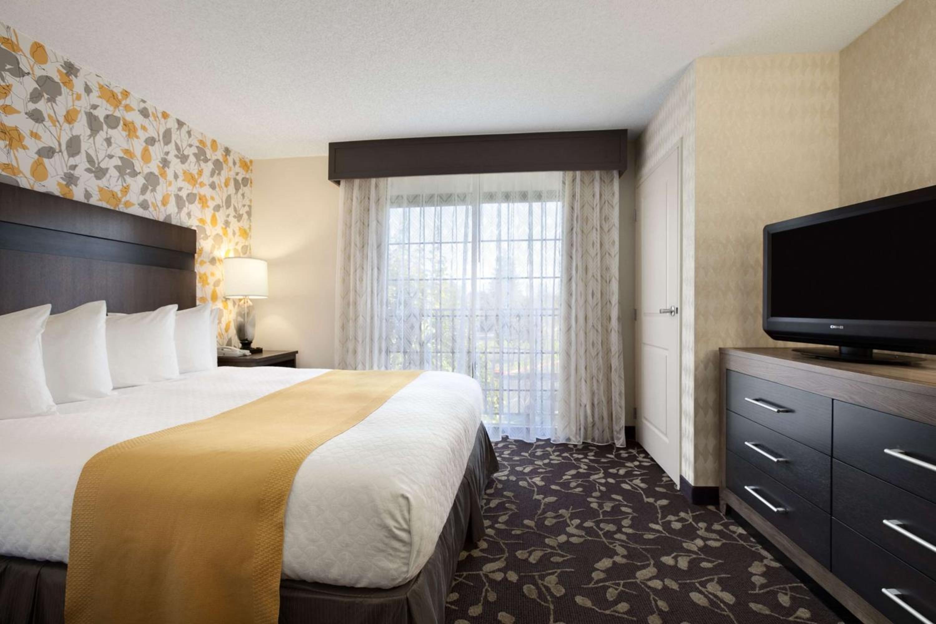2 ROOM SUITE-1 KING BED-POOL/GARDENVIEW  photo 1