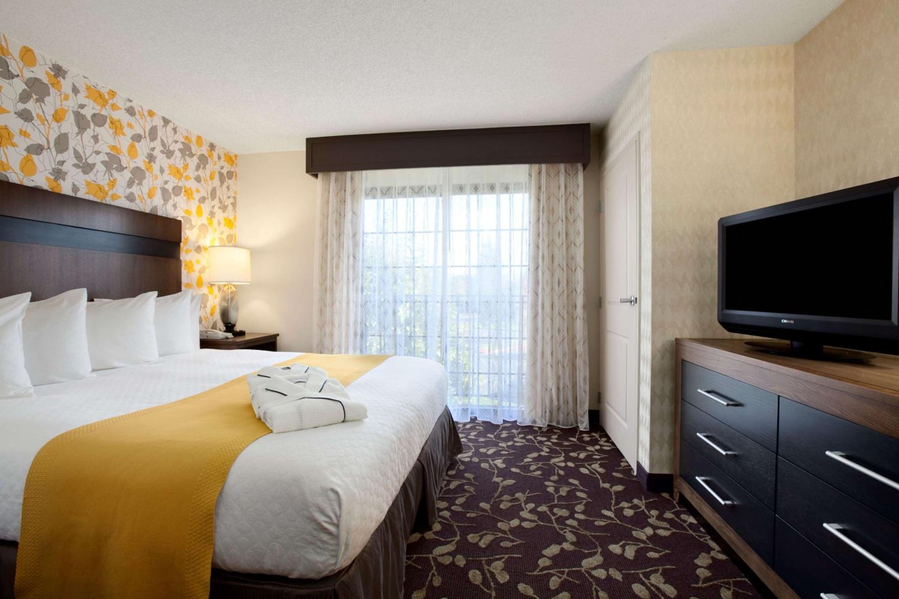 2 Room Suite-1 King Bed-Atrium View