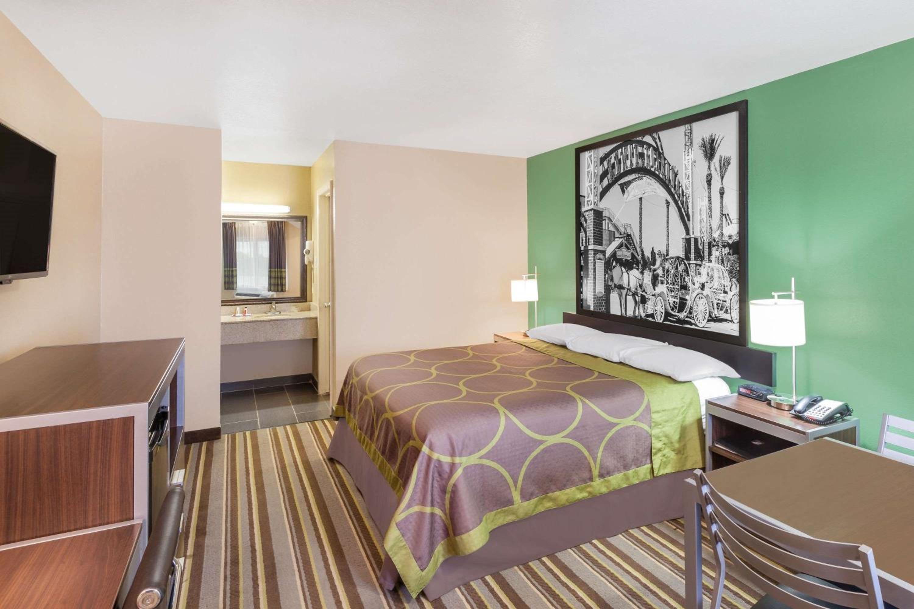 King Room - Non-Smoking - Photo 1