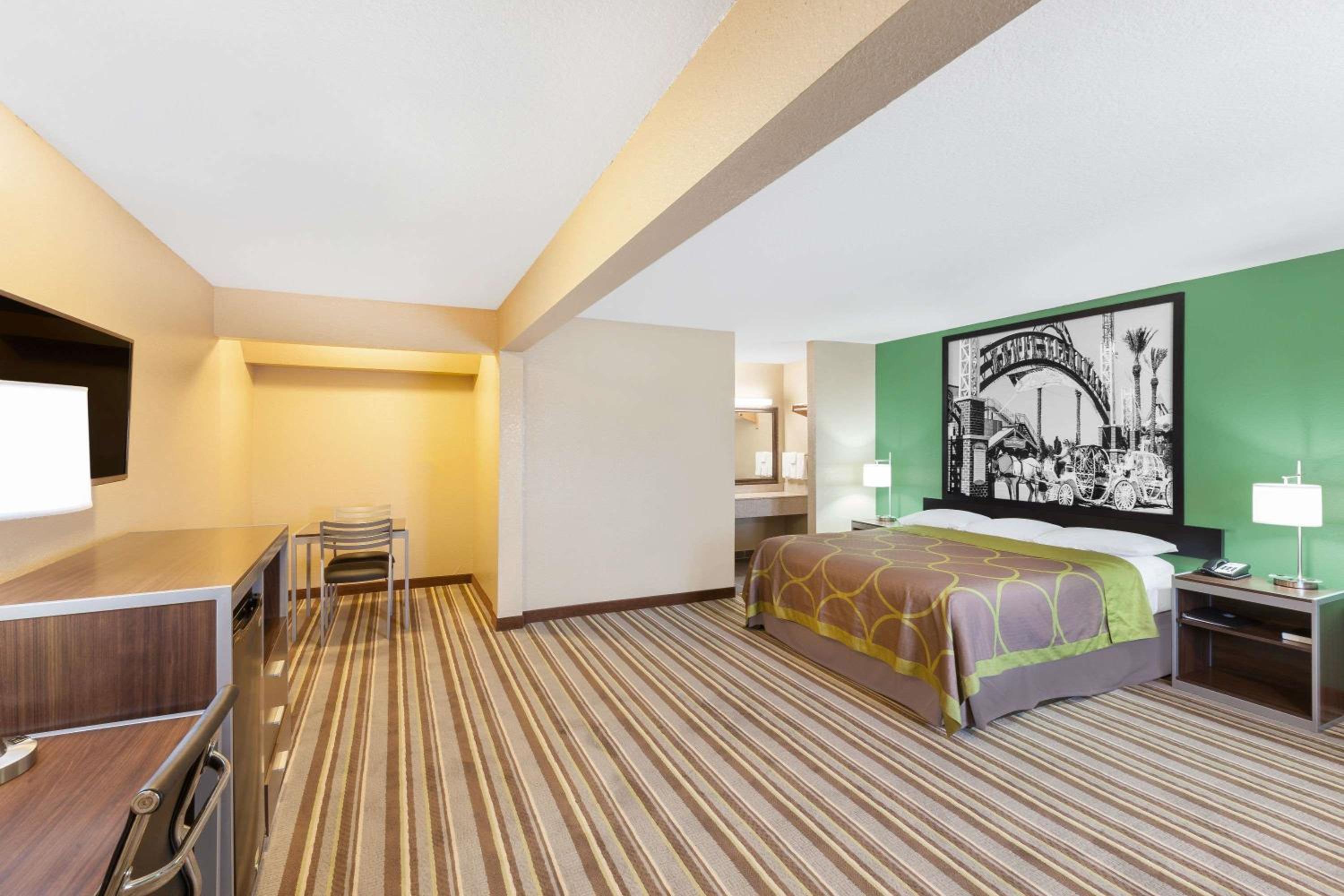 Deluxe King Room - Non-Smoking - Photo 1