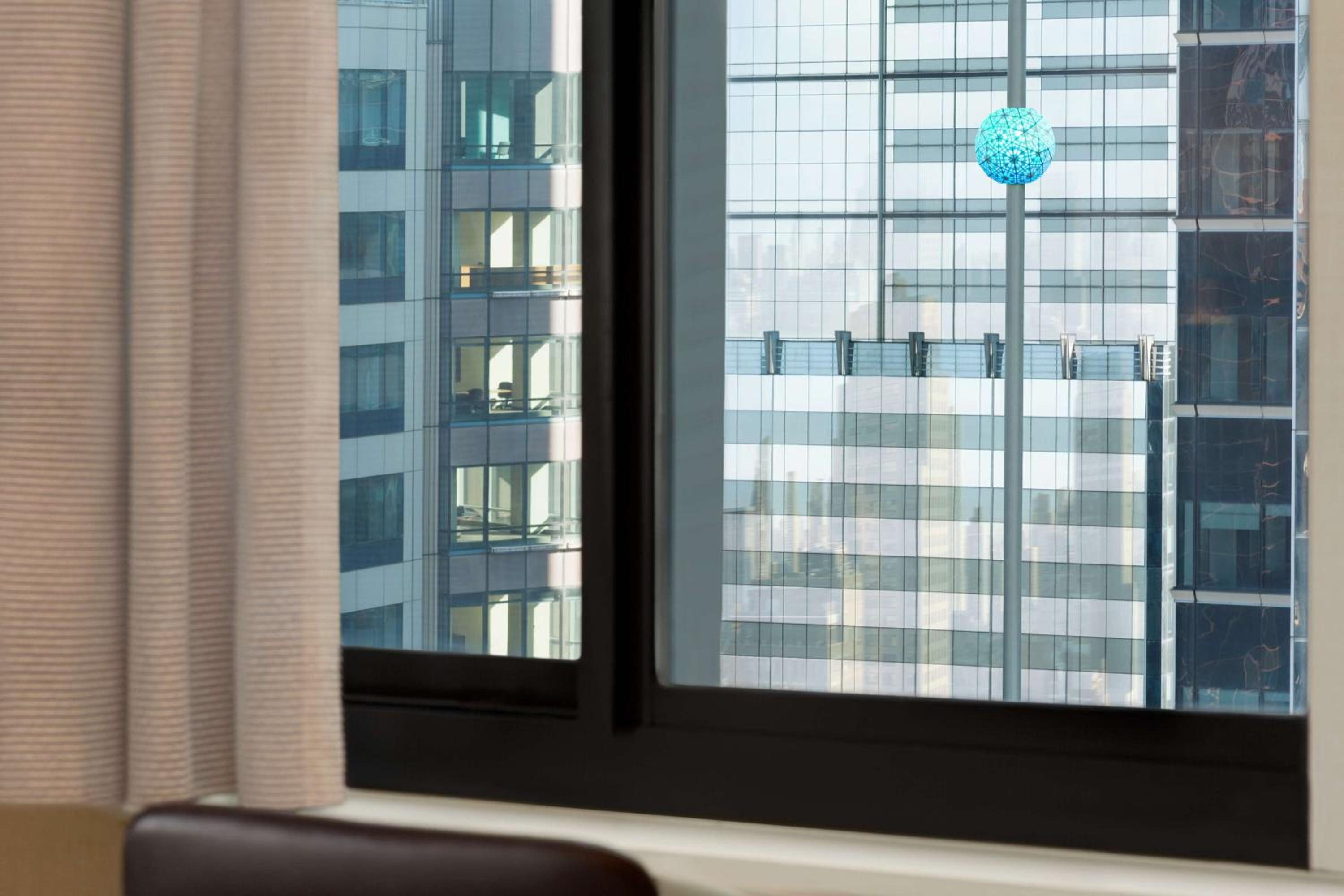 Deluxe King Room with Times Square View - High Floor