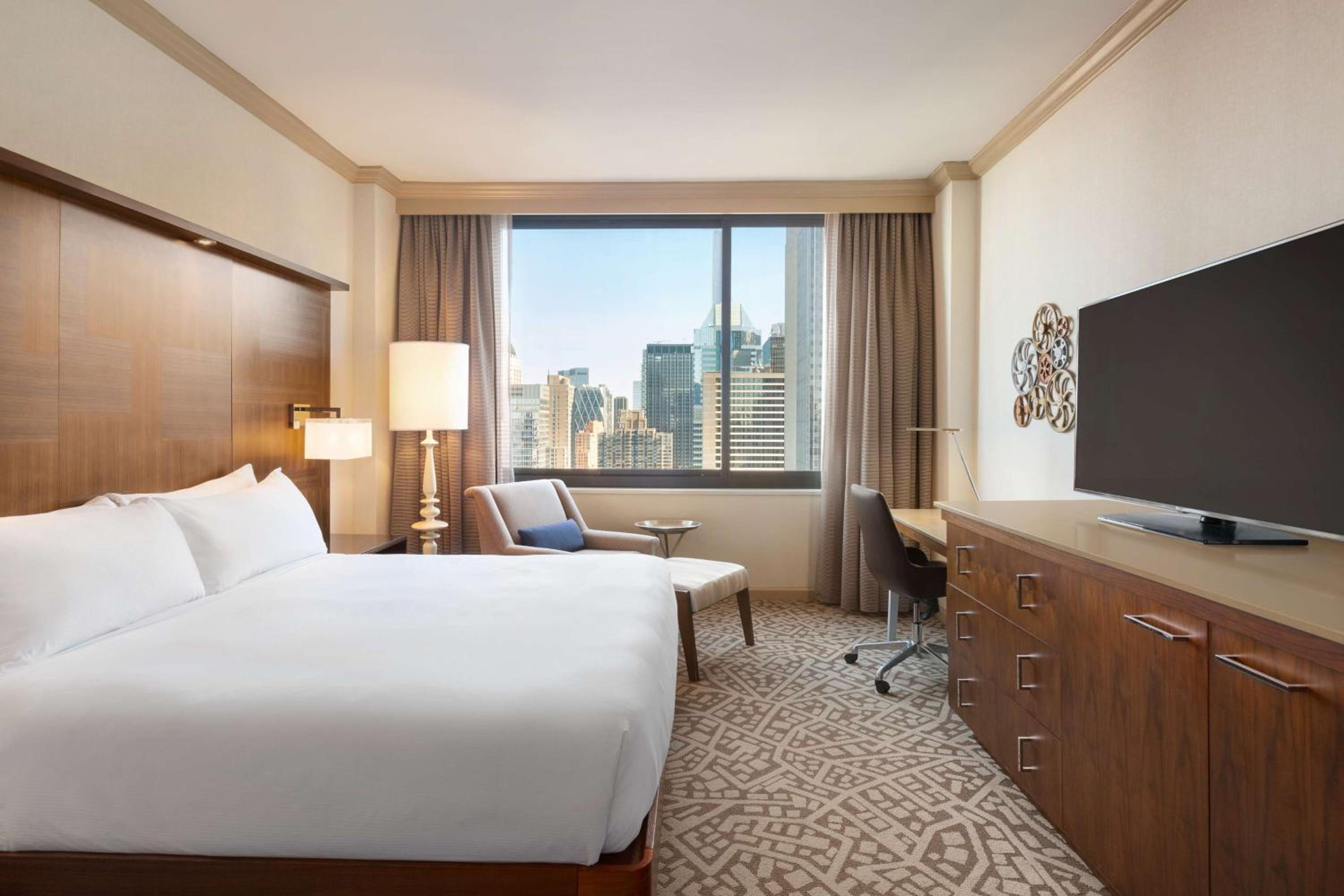 Deluxe King Room with Times Square View - High Floor