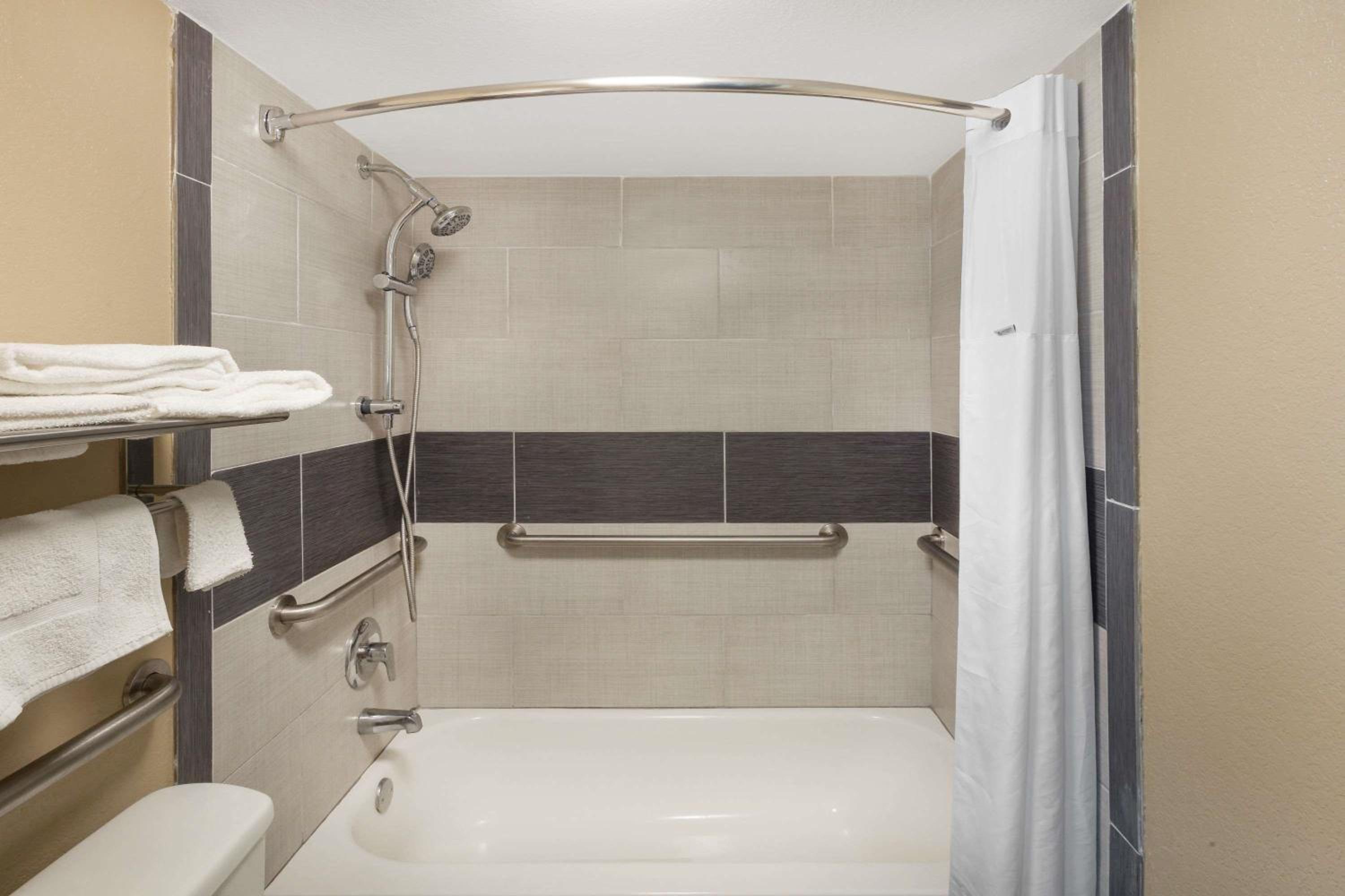 Queen Room with Bath Tub - Mobility/Hearing Accessible - Non-Smoking photo 3
