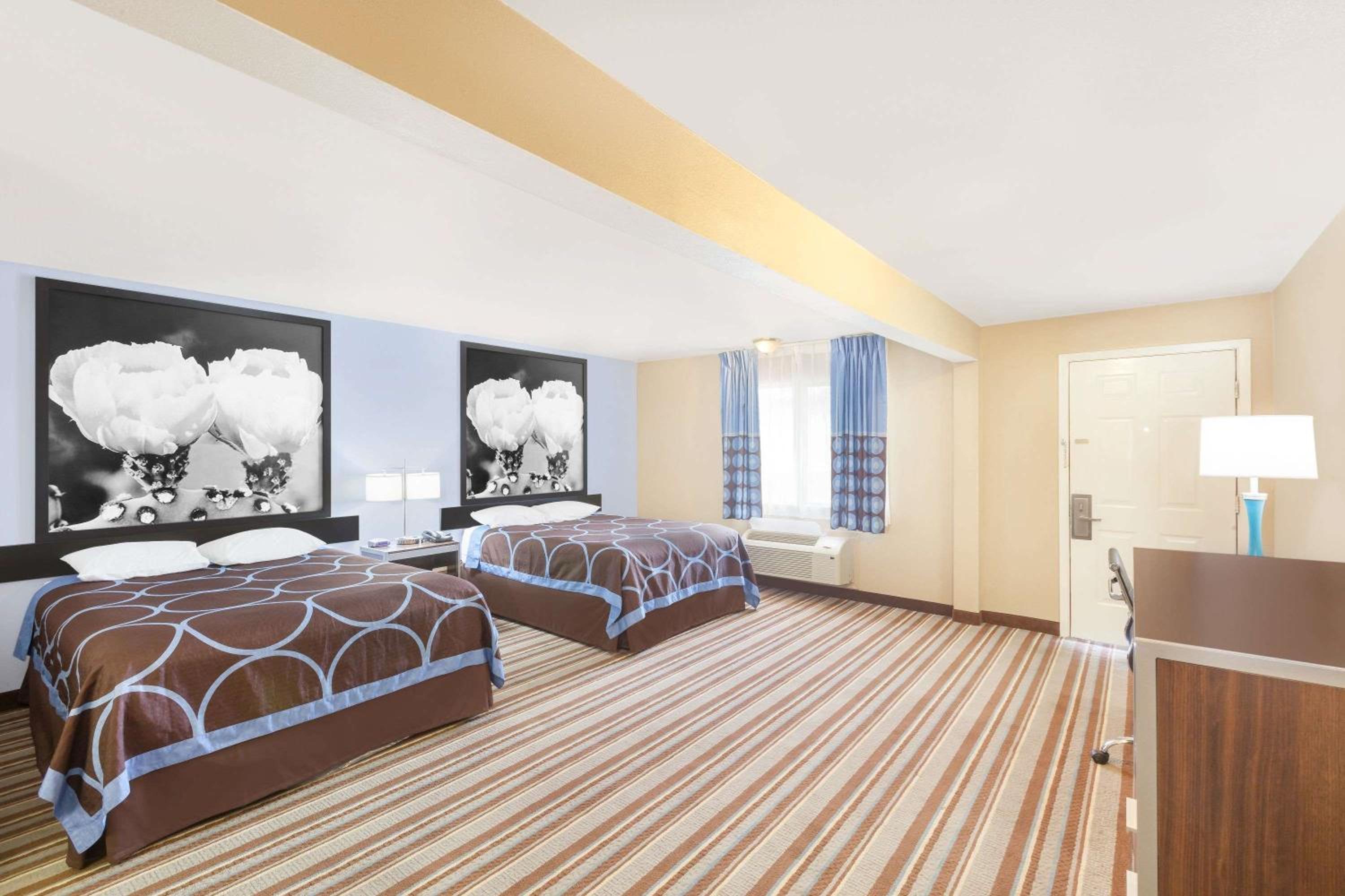 Deluxe Queen Room with Two Queen Beds - Non-Smoking - Photo 1