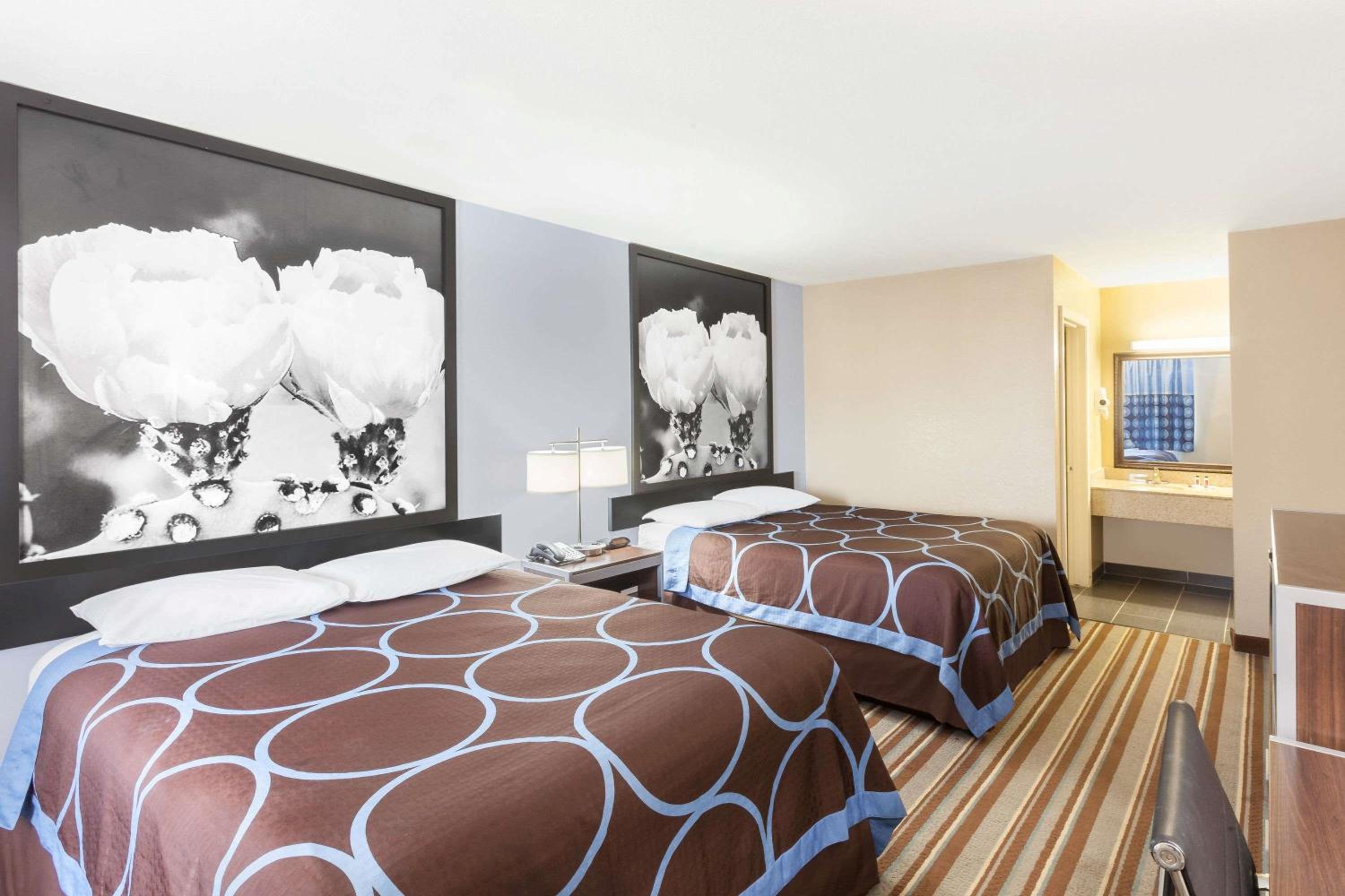 Queen Room with Two Queen Beds - Smoking photo 1