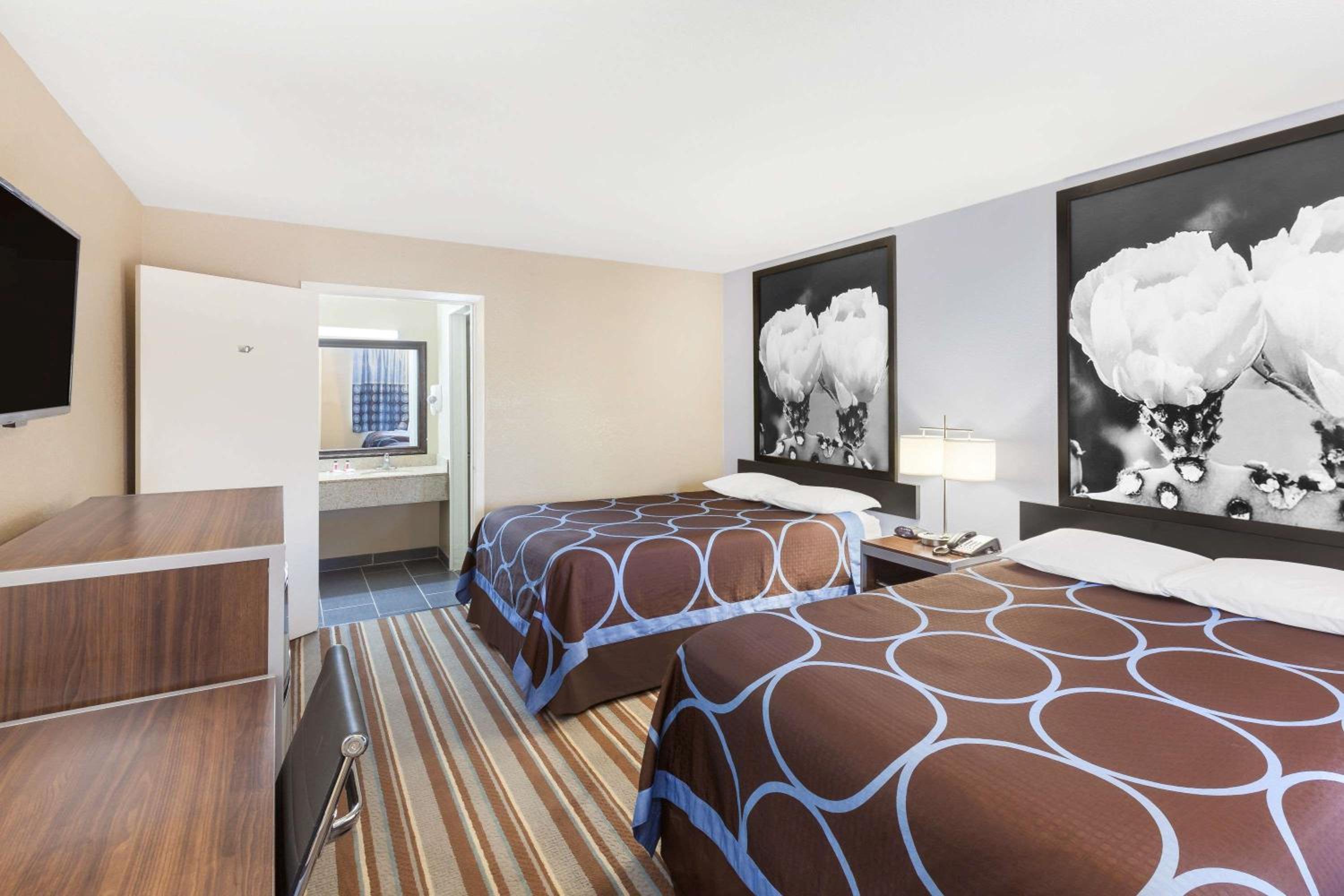 Queen Room with Two Queen Beds - Non-Smoking - Photo 1