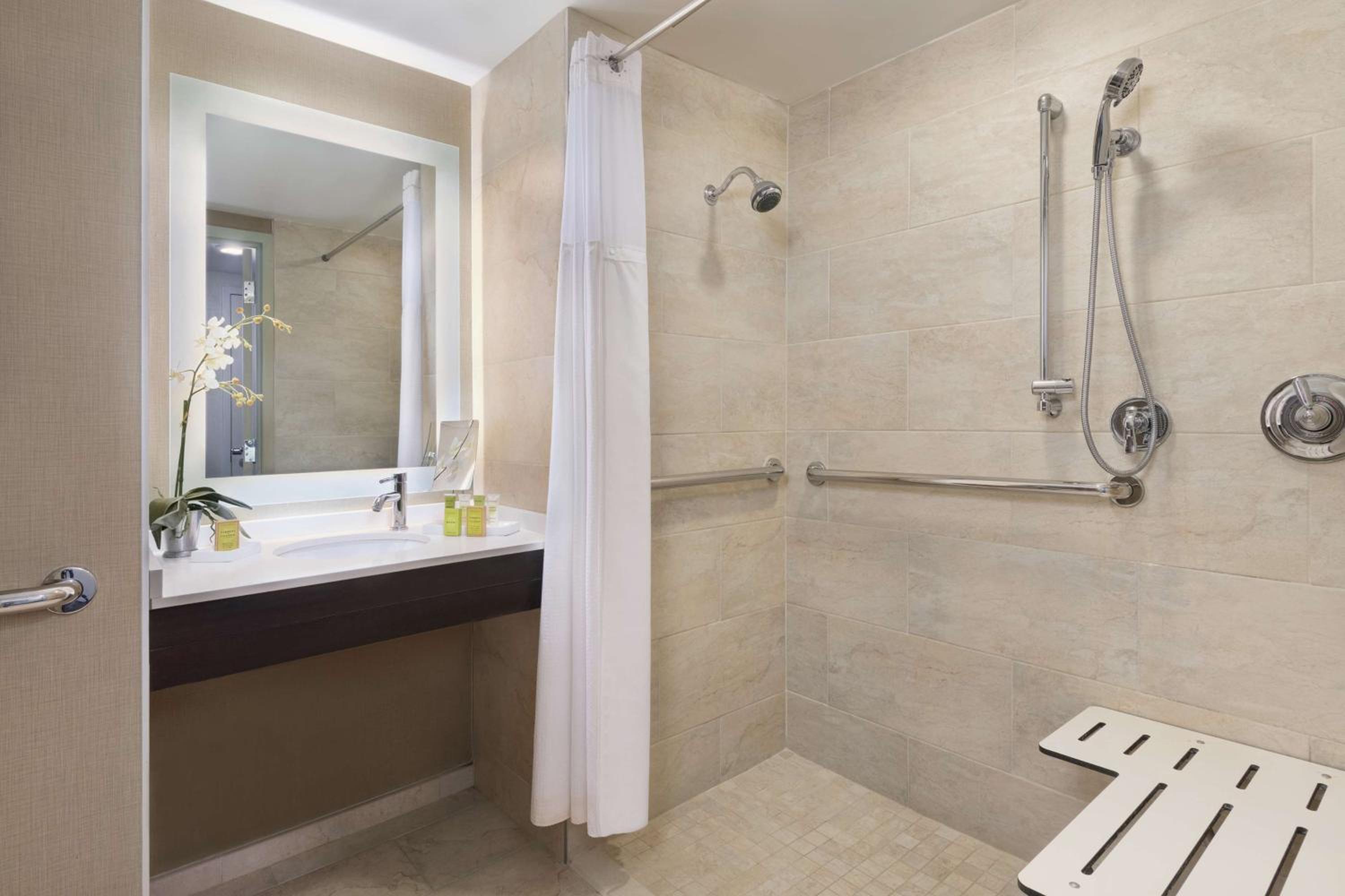 Double Room with Two Double Beds and Roll-in Shower - Mobility Access - Photo 4