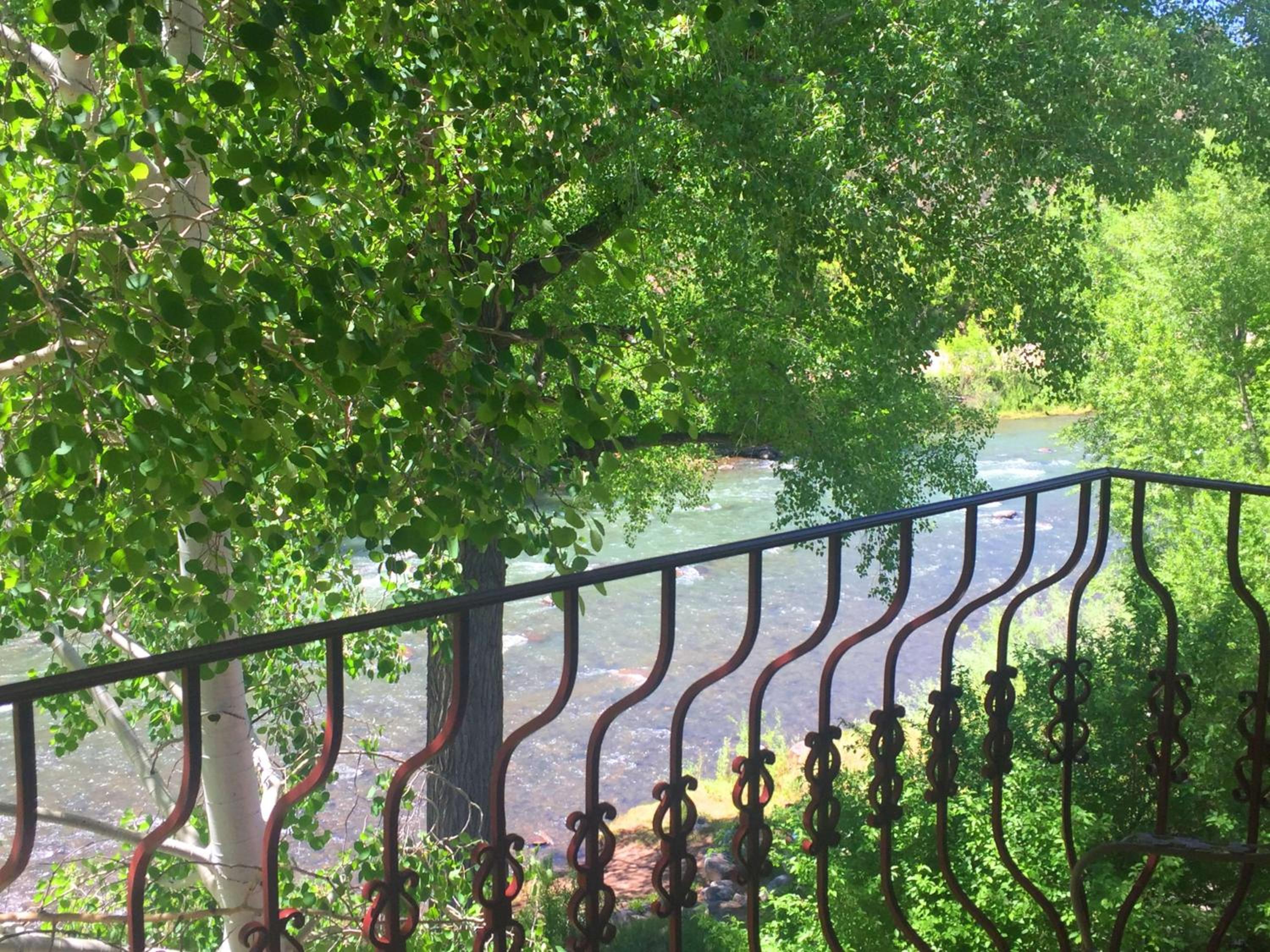 River View 1 King Bed with Balcony - Photo 4