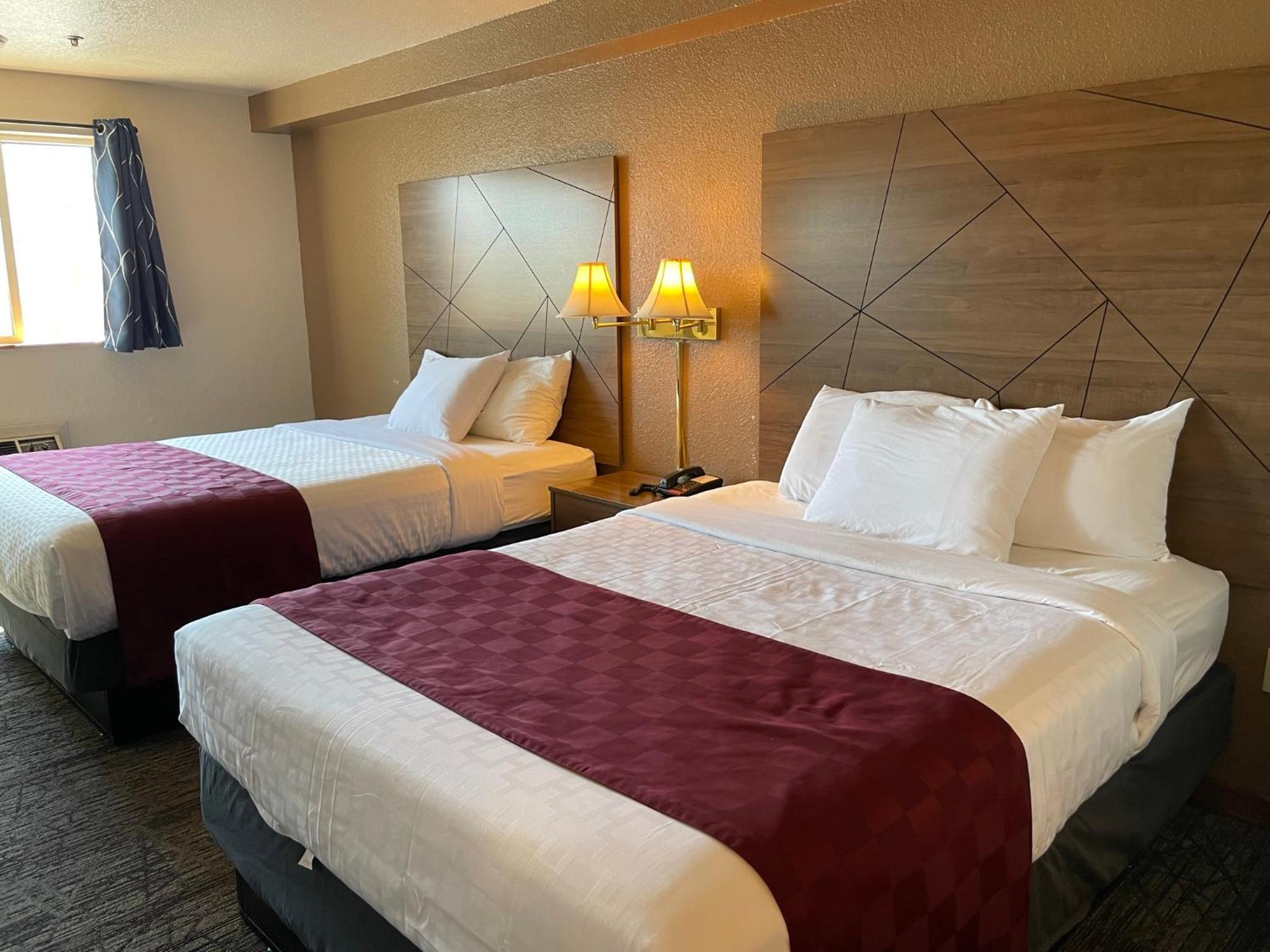 Queen Room with Two Queen Beds - Non-Smoking - Photo 5
