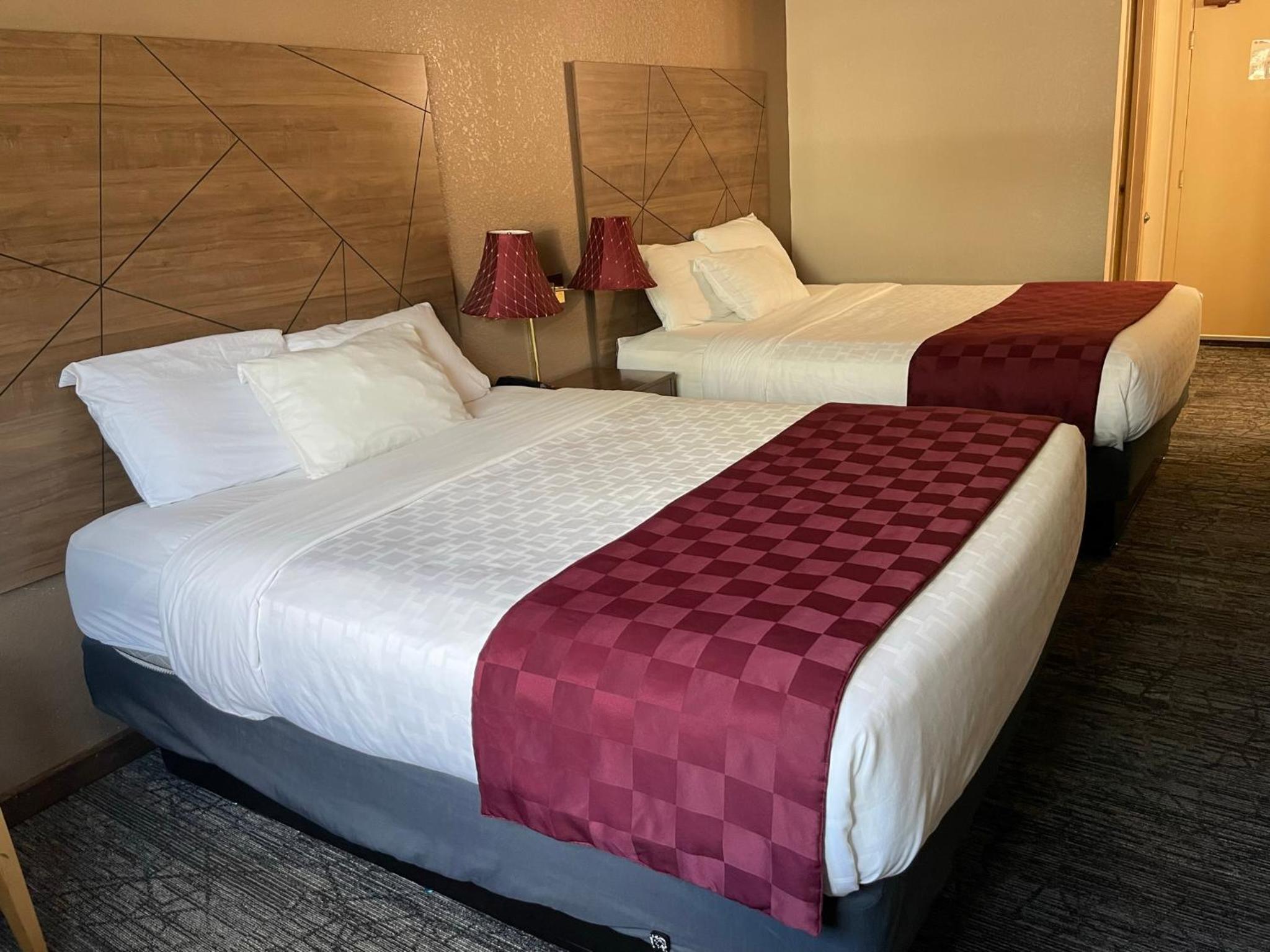 Queen Room with Two Queen Beds - Non-Smoking - Photo 3