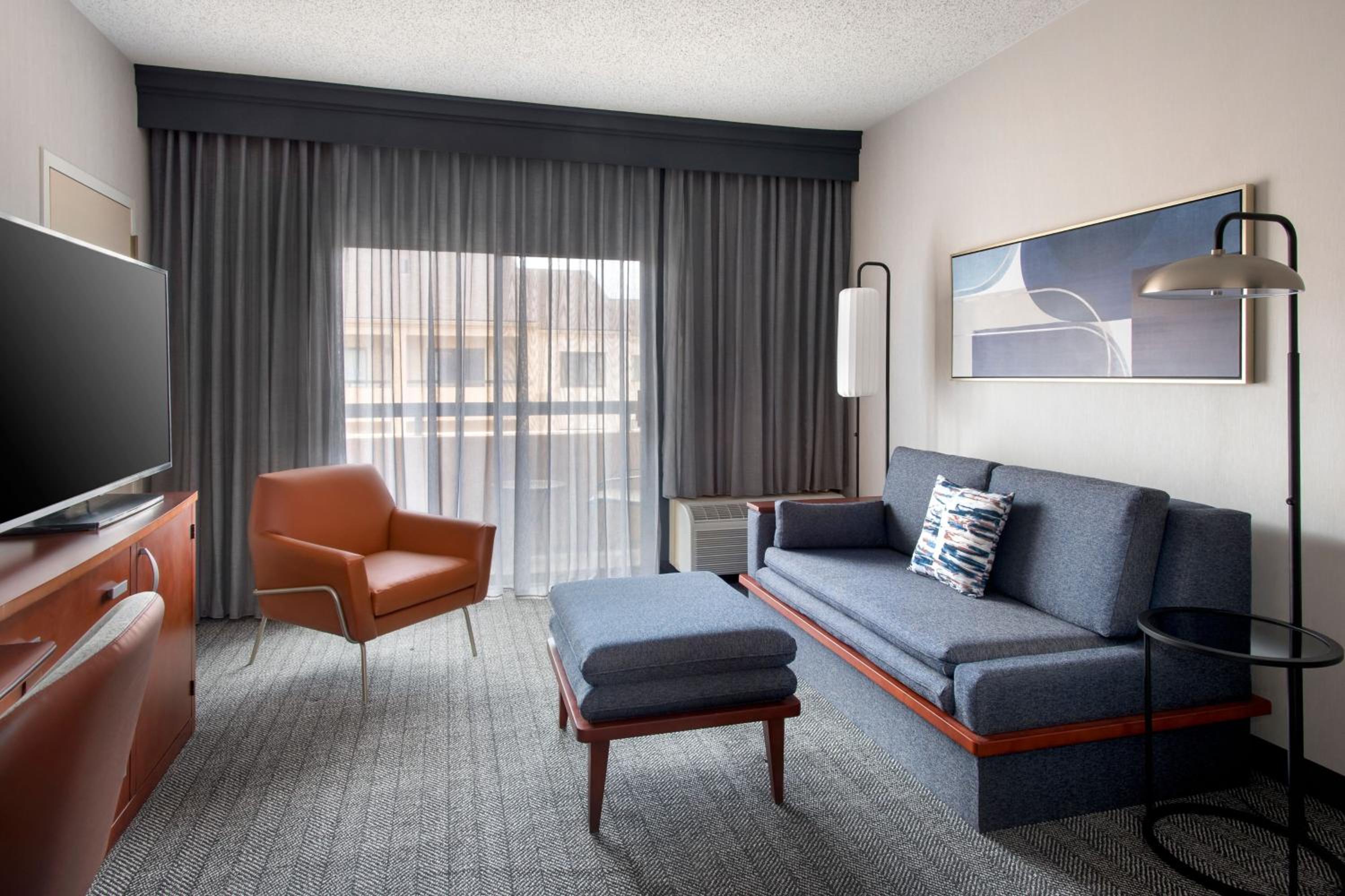 One-Bedroom Suite with Two Double Beds and Sofa Bed photo 3