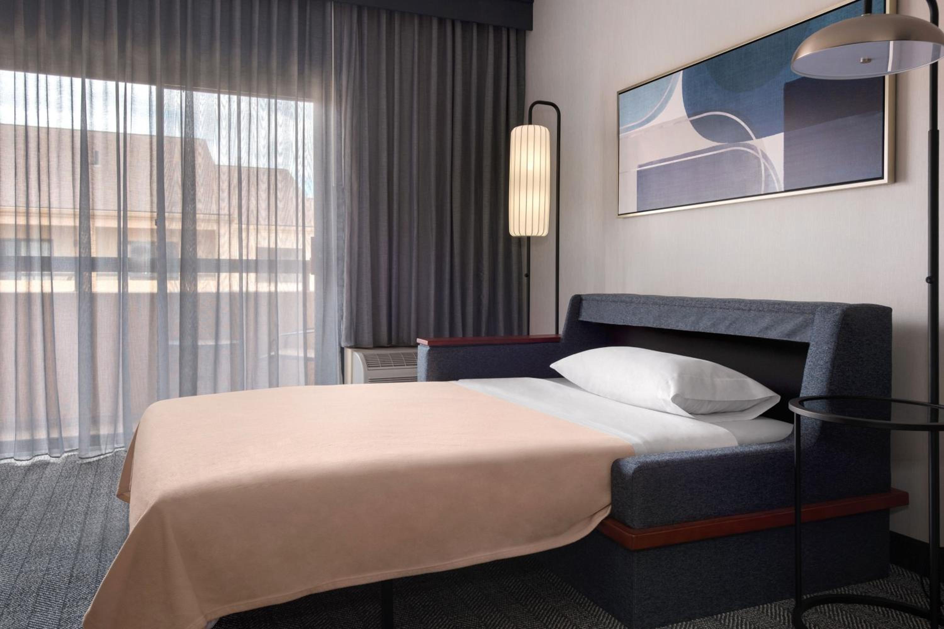 King Room with Sofa Bed - Photo 7