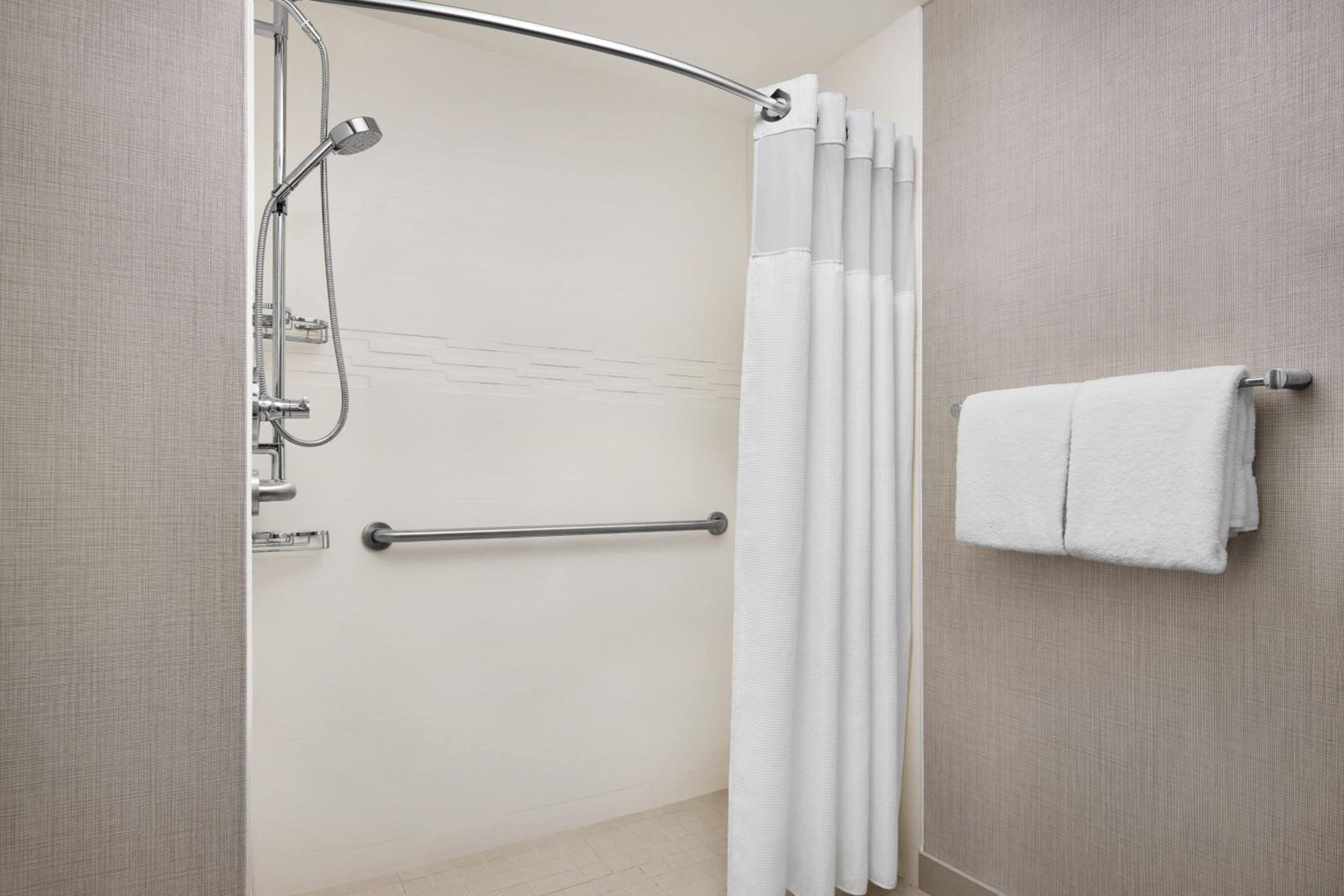 Two-Bedroom Suite - Photo 4