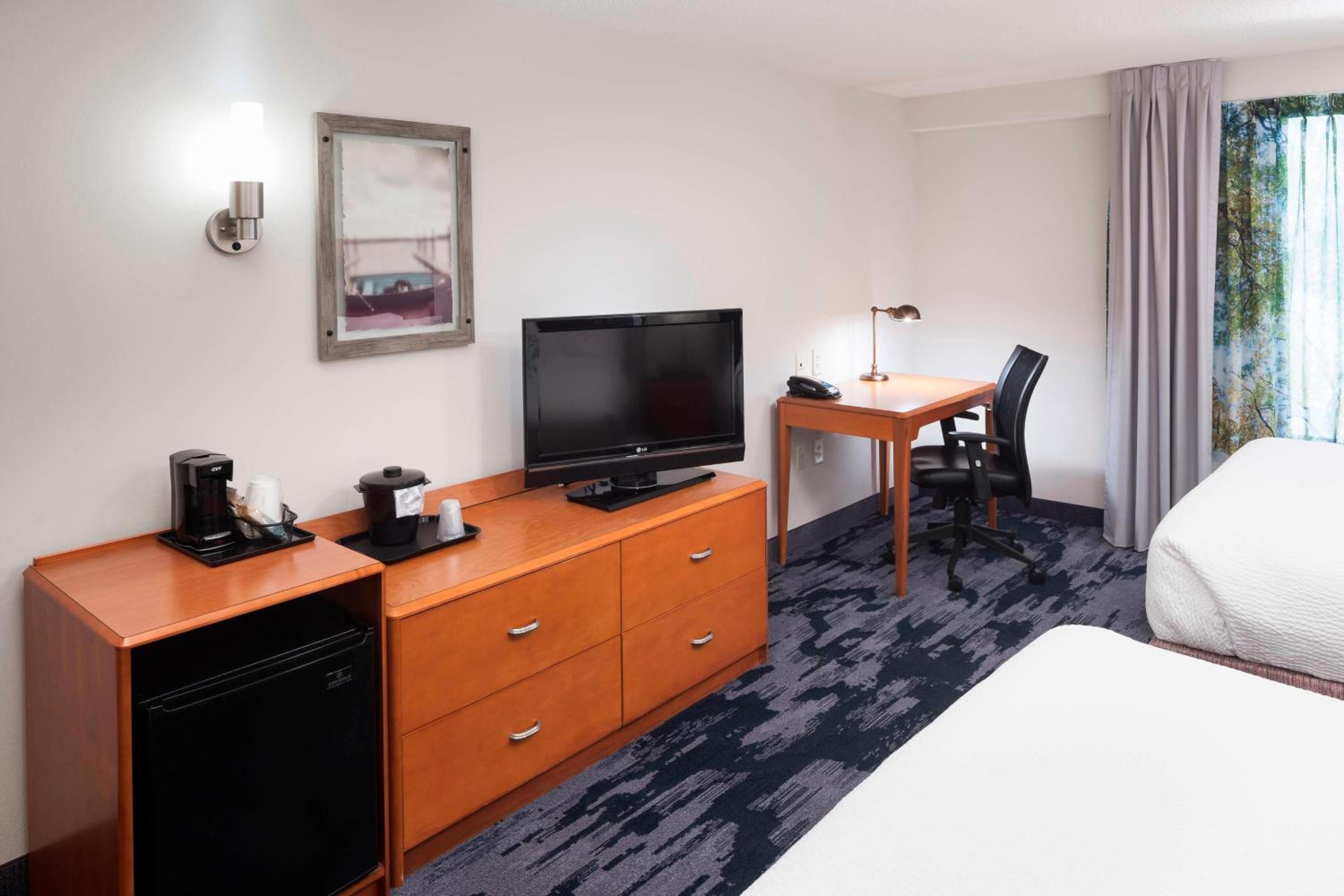 Queen Room with Two Queen Beds - Photo 2