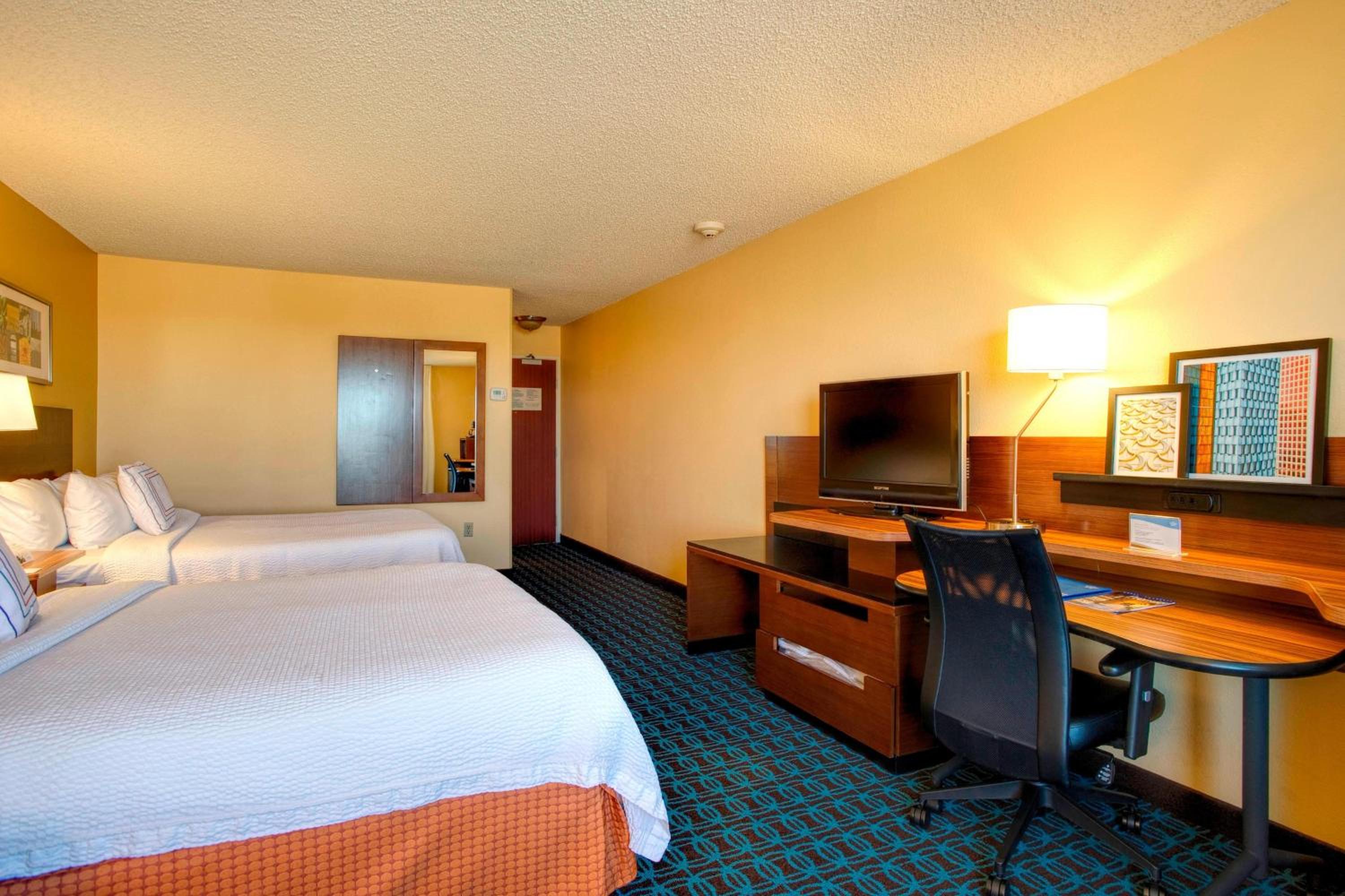Queen Room with Two Queen Beds - Photo 3
