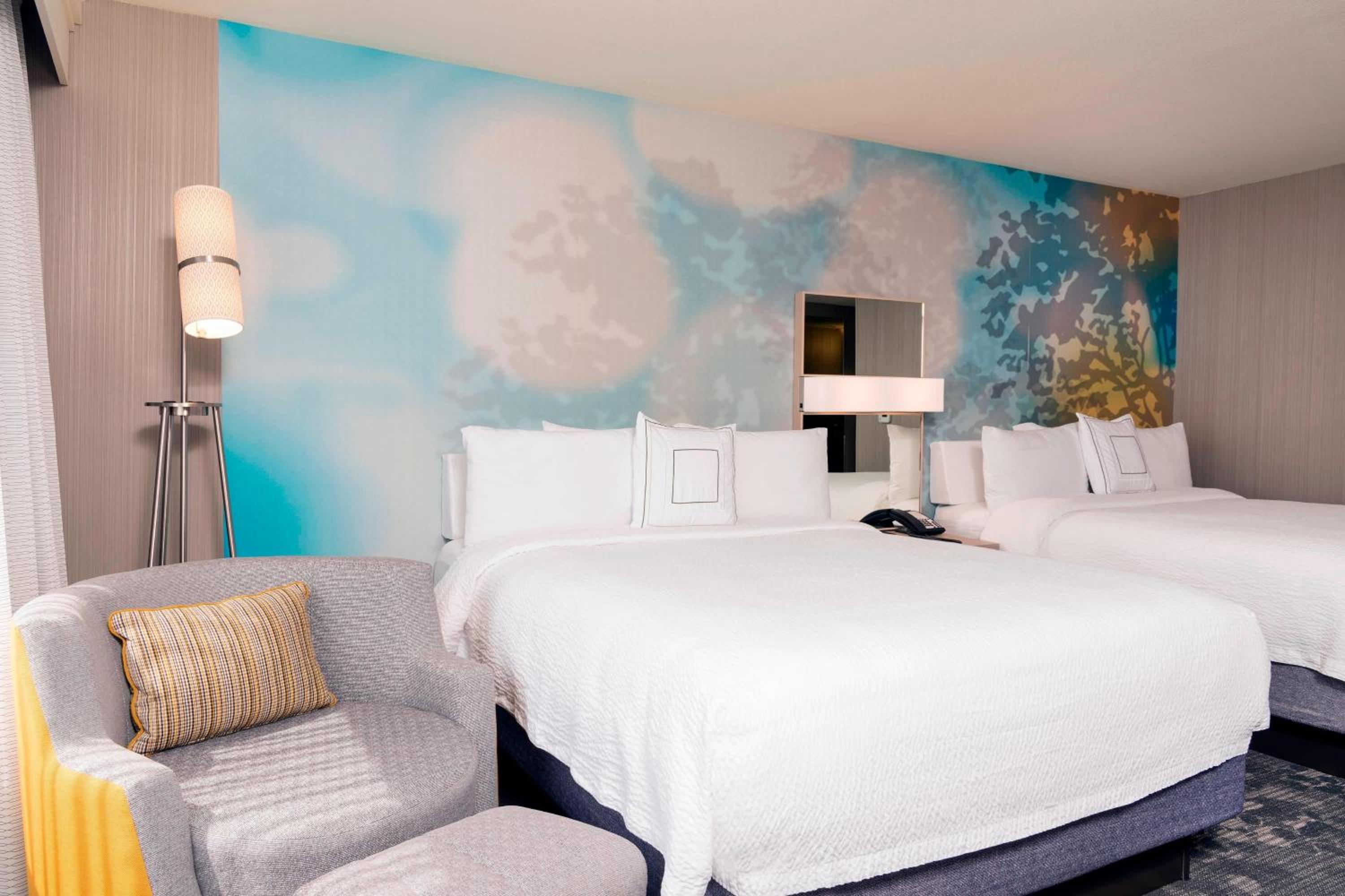Queen Room with Two Queen Beds - Photo 2