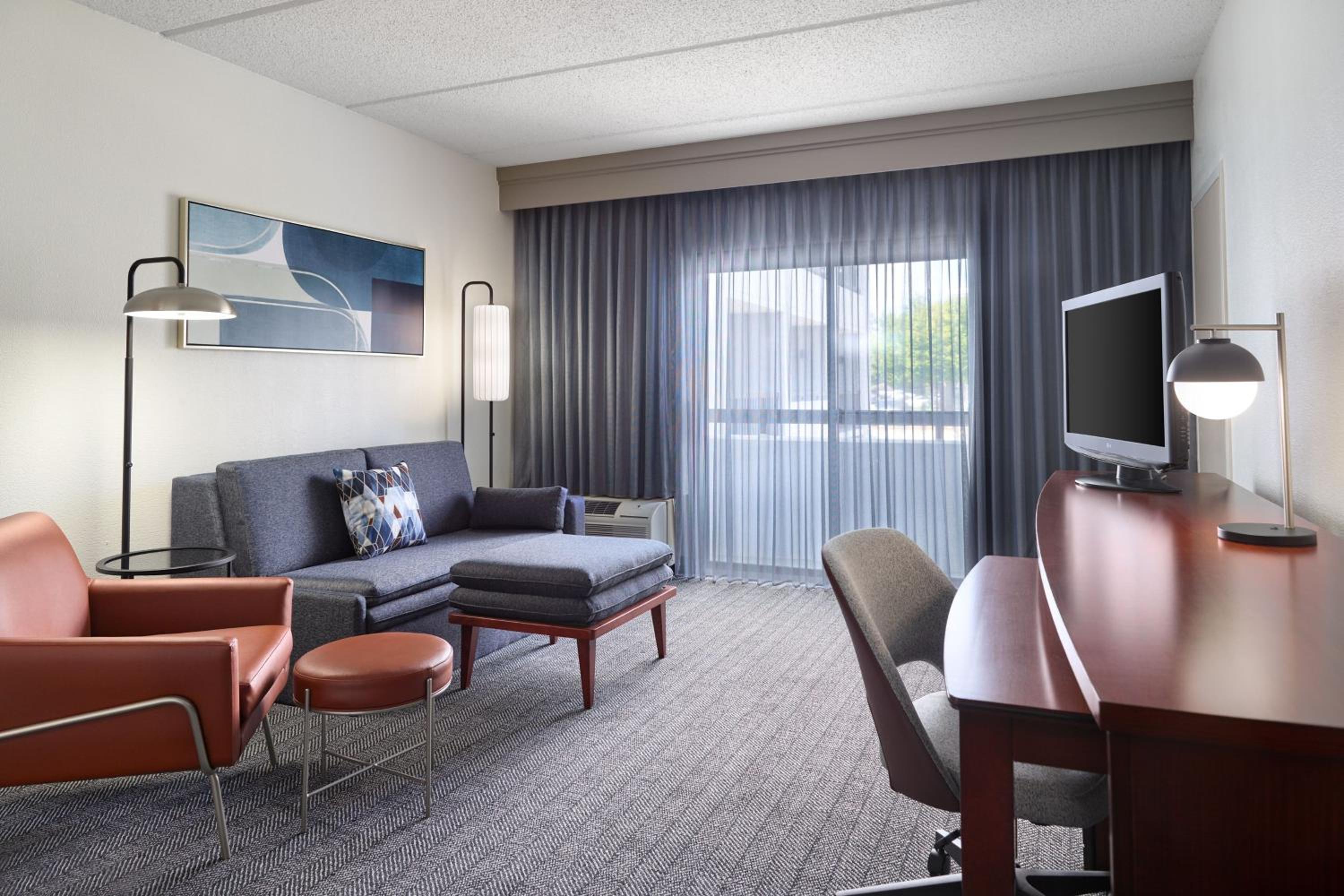 1 Bedroom 2 room Suite, 1 King, Sofa bed - Photo 10