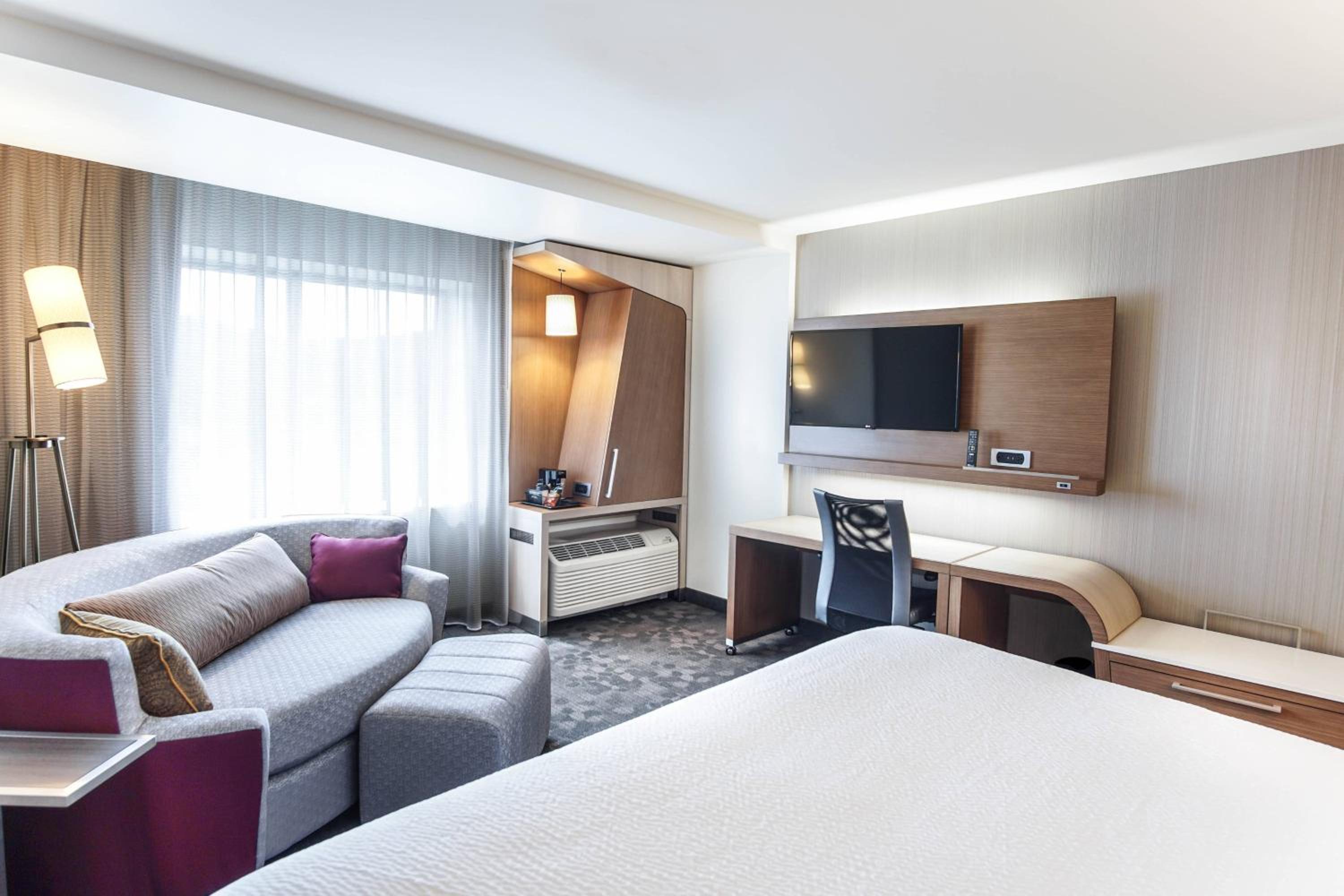 King Room with Sofa Bed - Hearing Accessible photo 2