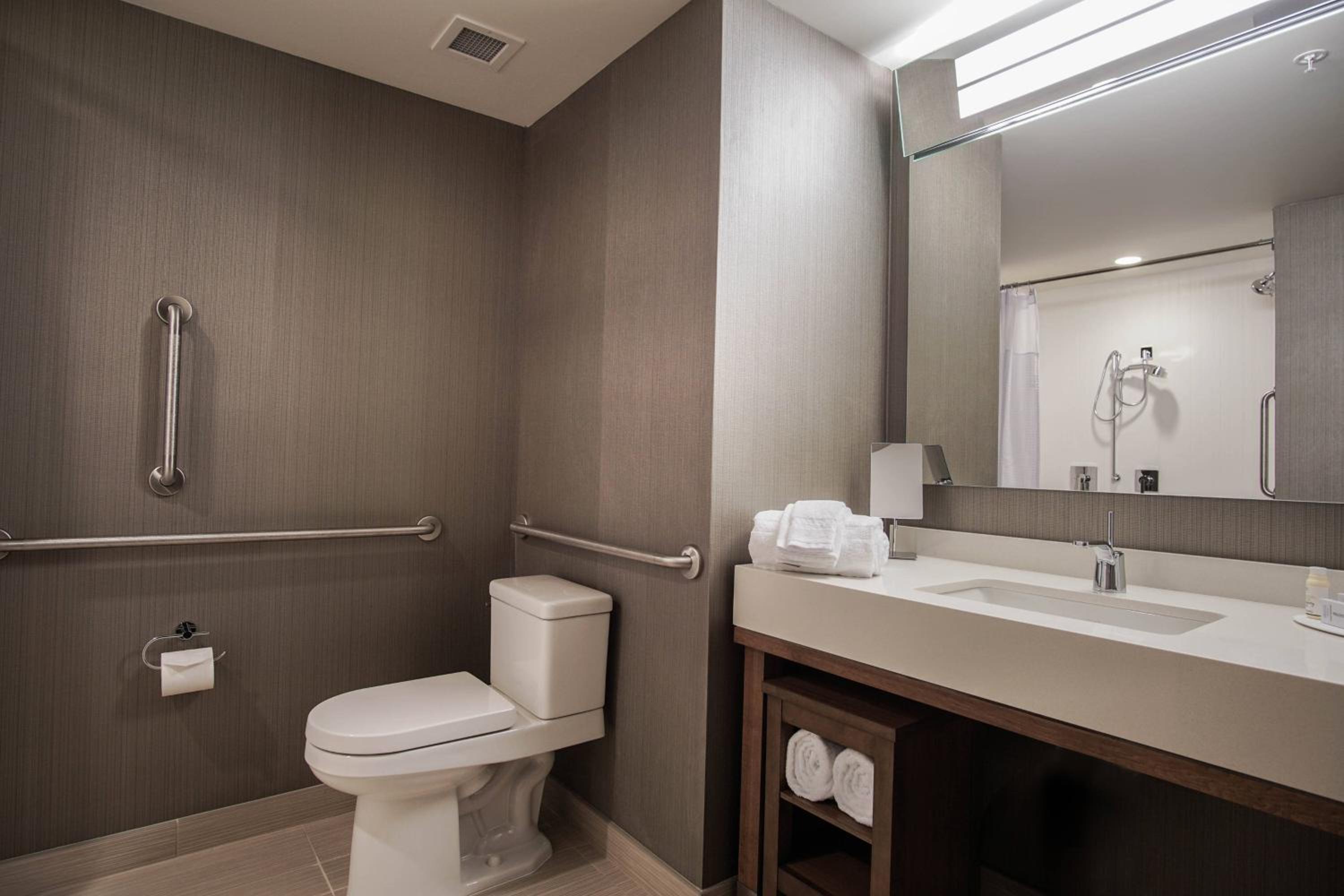 Larger Queen Room with Two Queen Beds and Bathtub - Mobility Access
