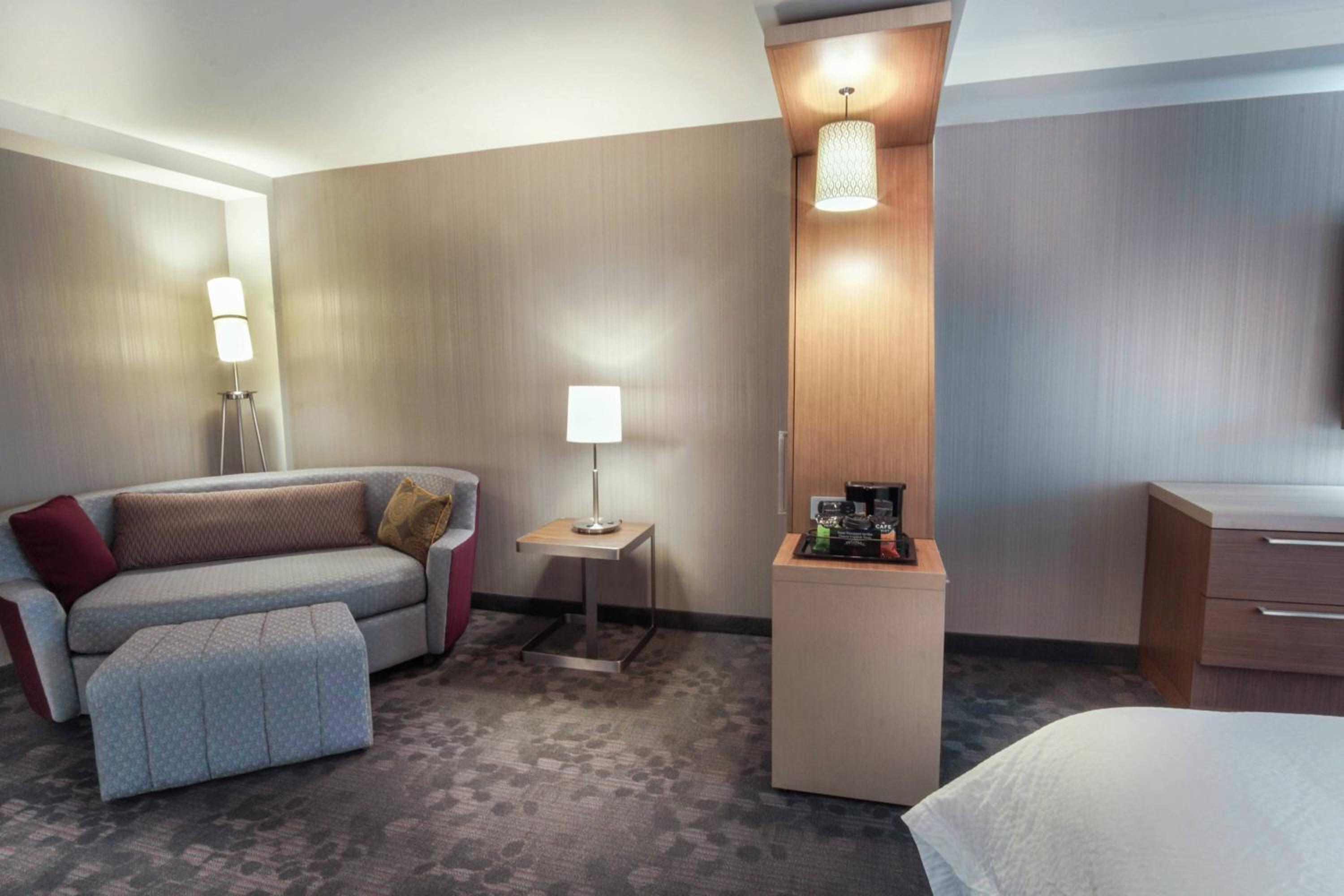 Studio with Two Queen Beds and Bathtub - Mobility Access photo 3