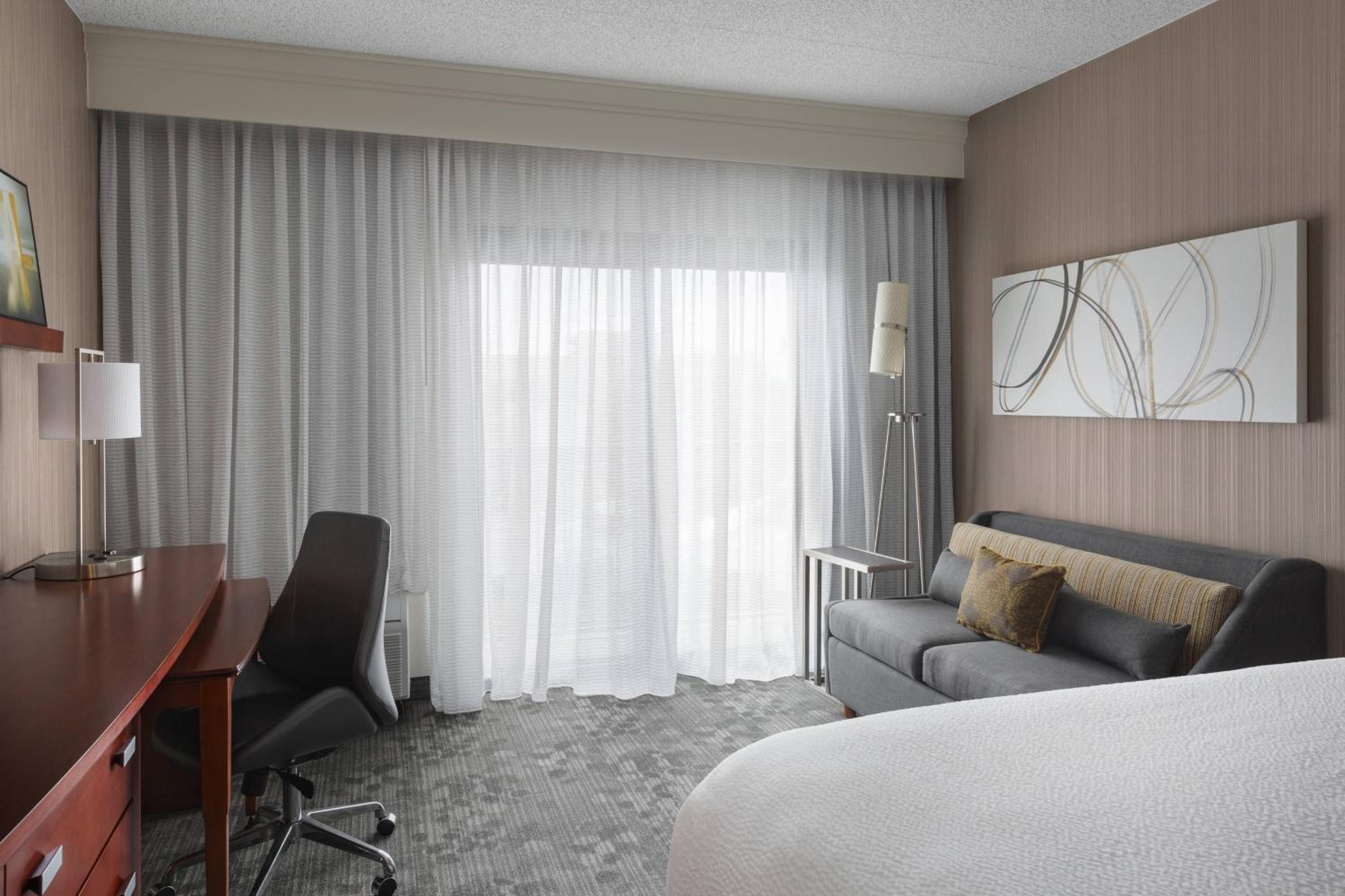 King Room with Sofa Bed - Photo 1