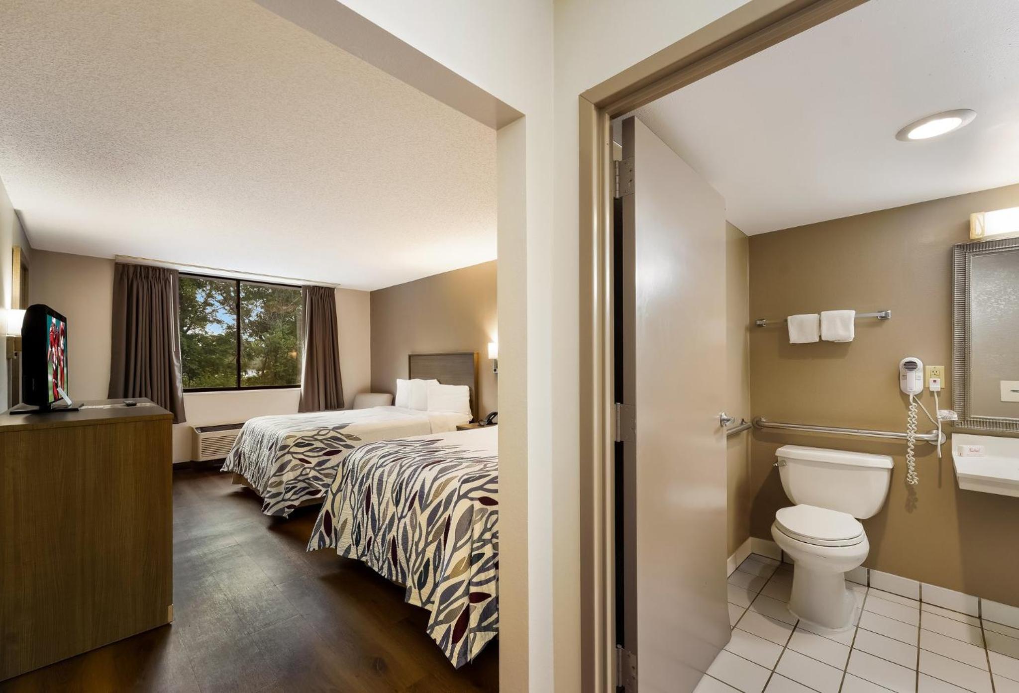 Deluxe Room with Two Double Beds Disability Access Roll-In Shower Non-Smoking - Photo 5