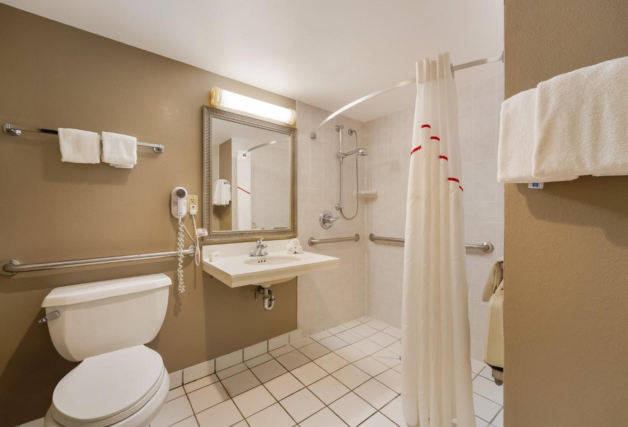 Deluxe Room with Two Double Beds Disability Access Roll-In Shower Non-Smoking - Photo 2