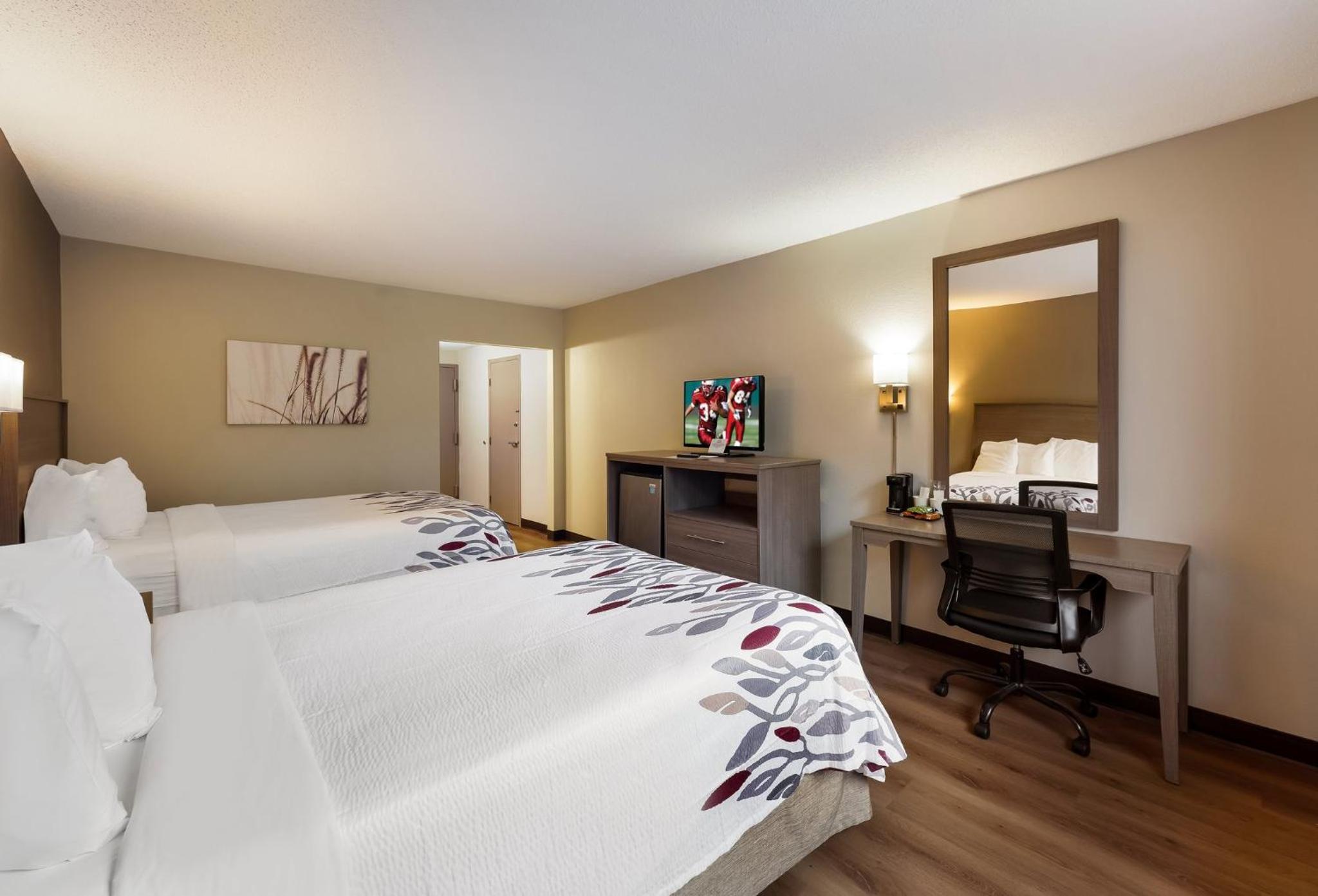 Deluxe Room with Two Double Beds Disability Access Roll-In Shower Non-Smoking - Photo 3