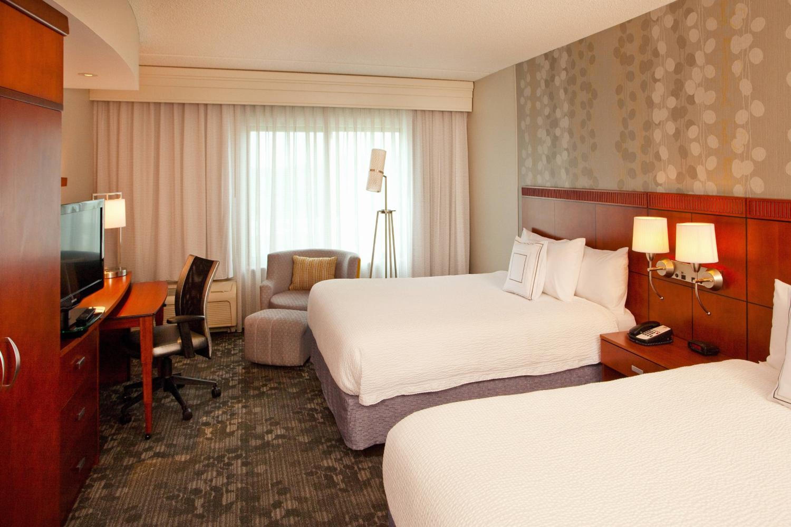 Queen Room with 2 Queen Beds - Photo 3