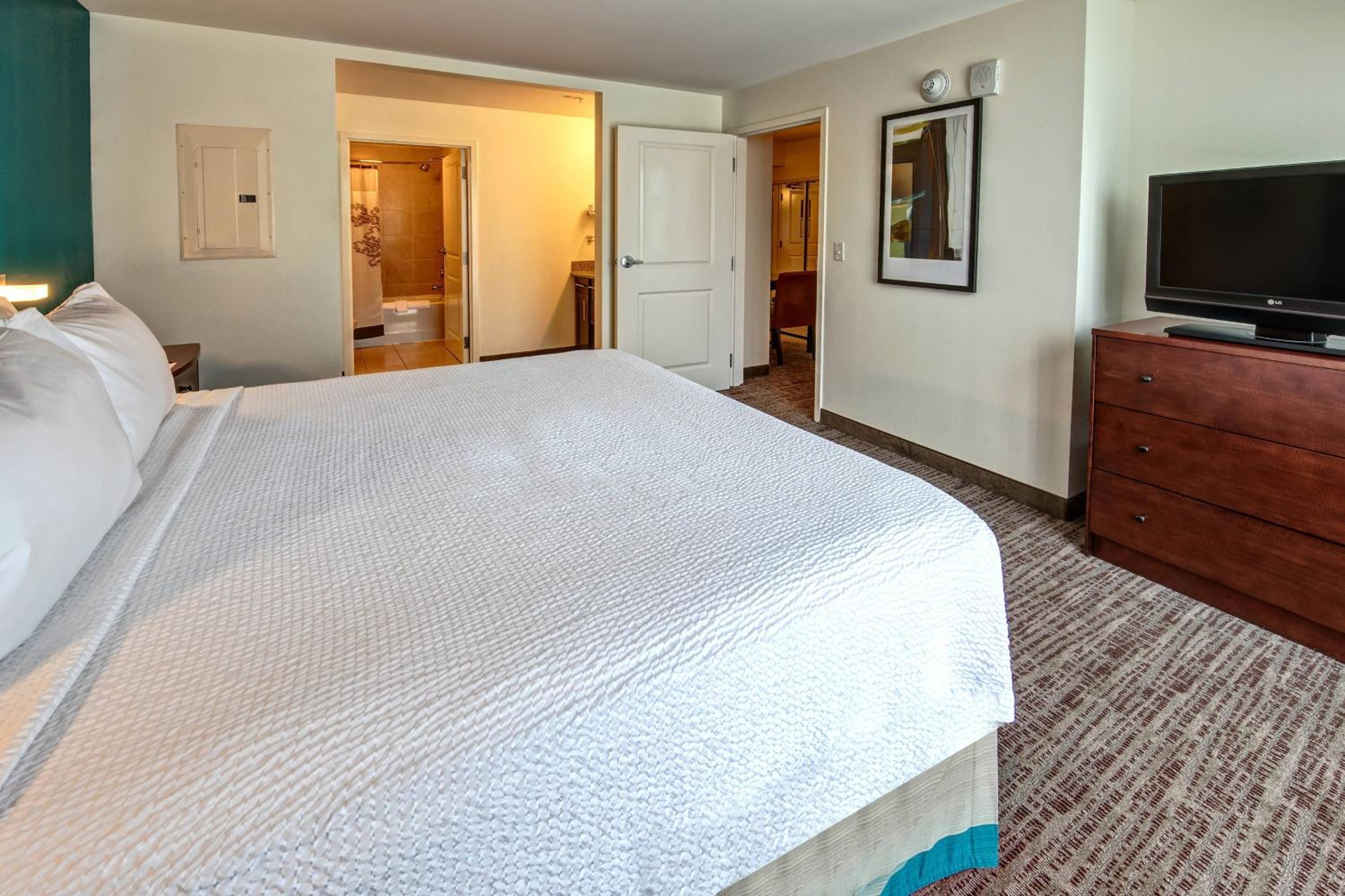 One-Bedroom King Suite with Sofa Bed - Photo 3
