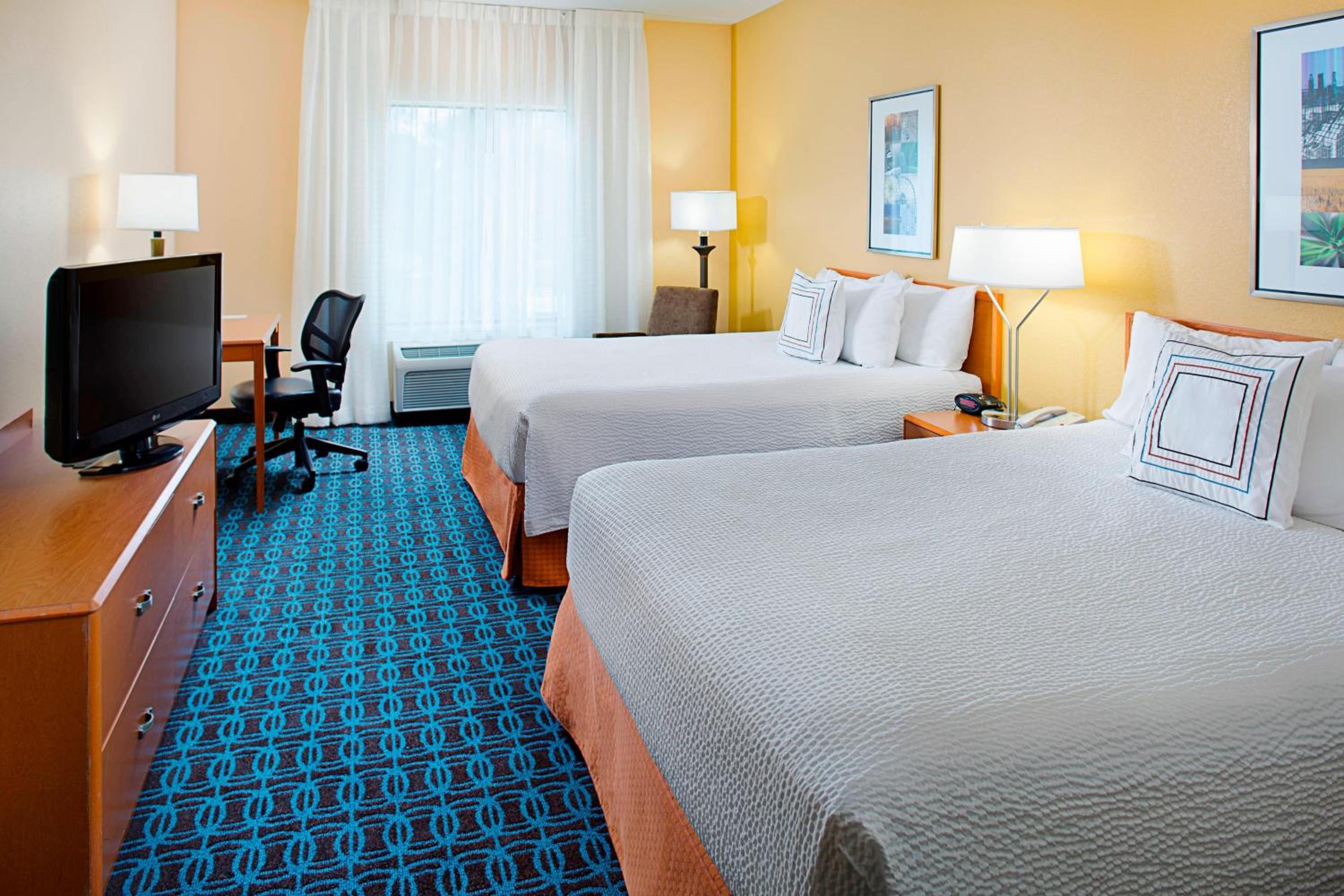 Queen Room with Two Queen Beds - Photo 3